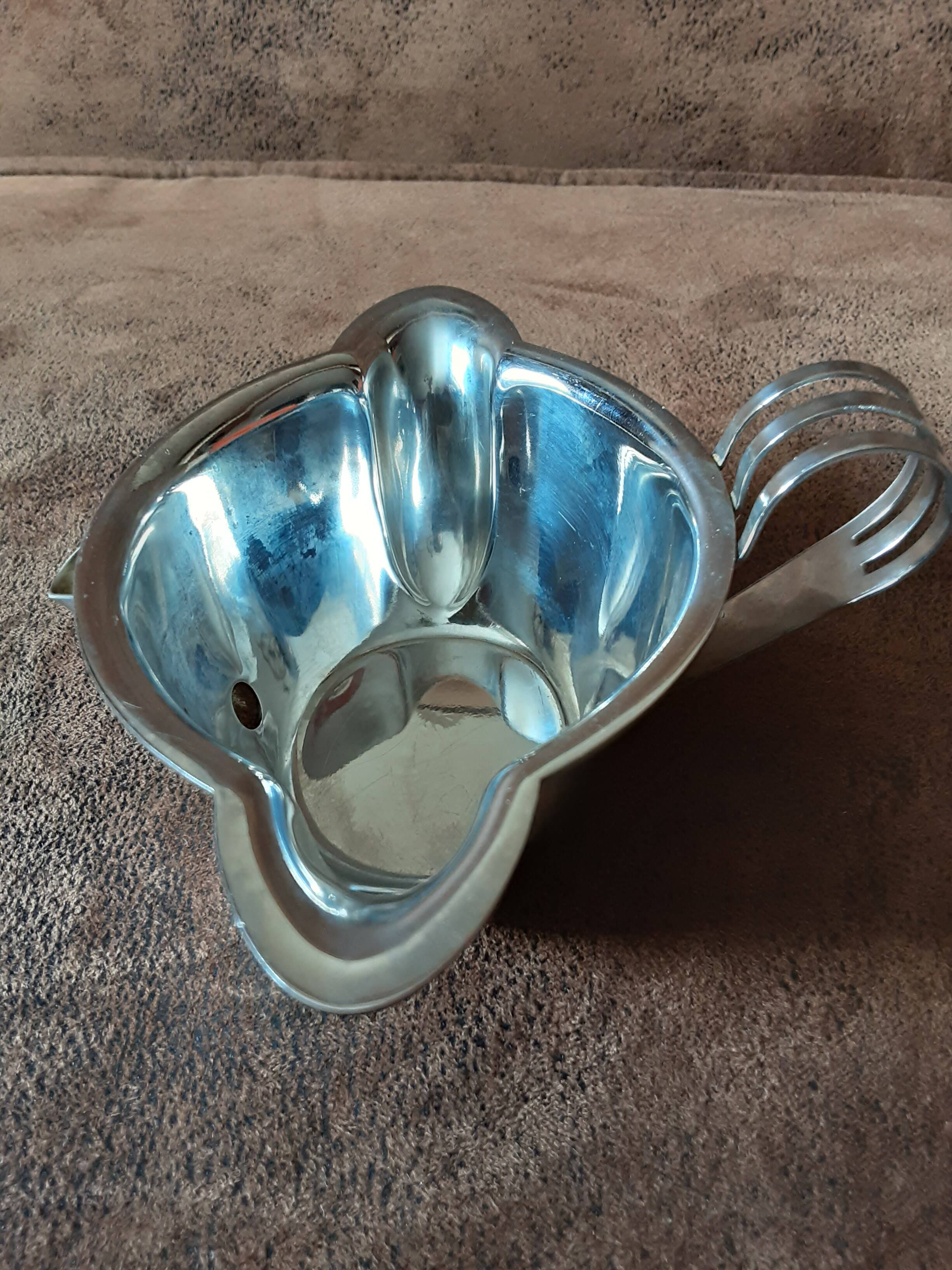 Stainless steel gravy boat