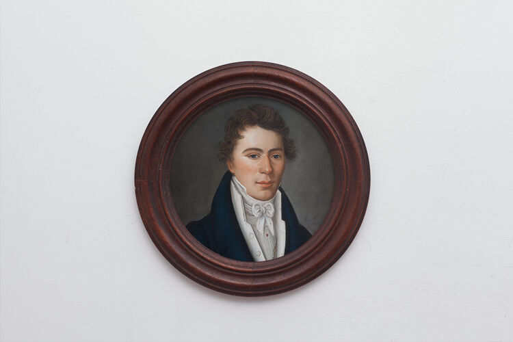 Portrait man in frame round wood