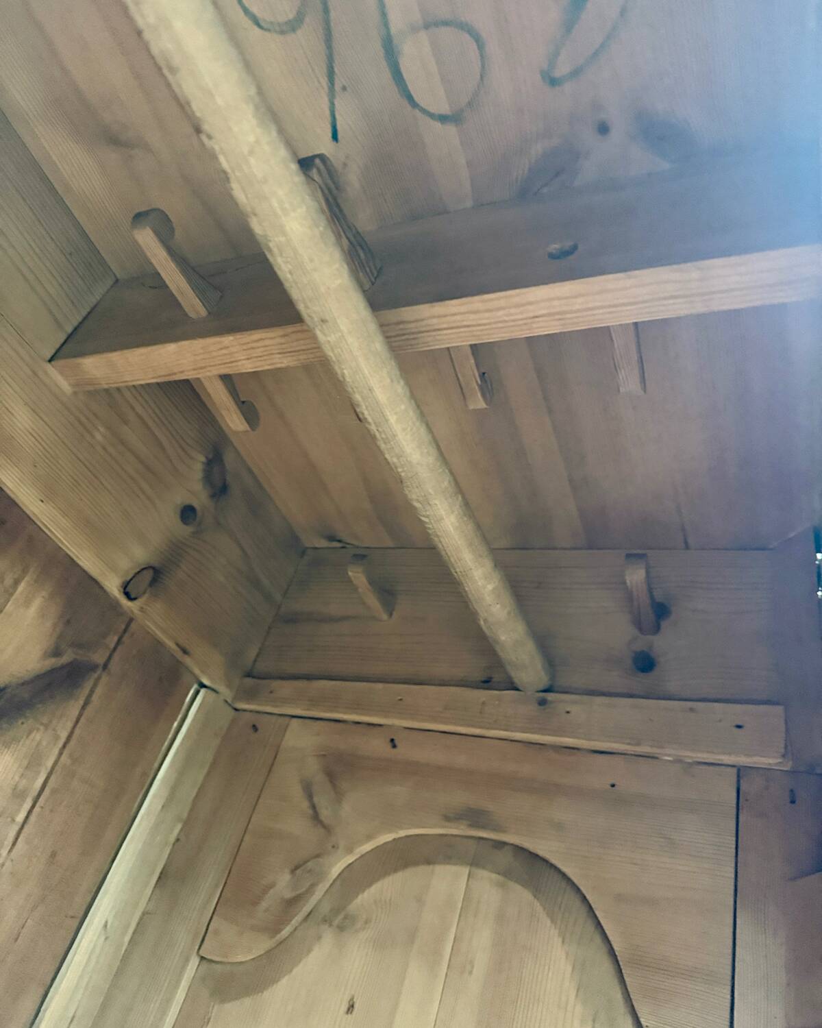 English bonnet maker with wardrobe (renovated)