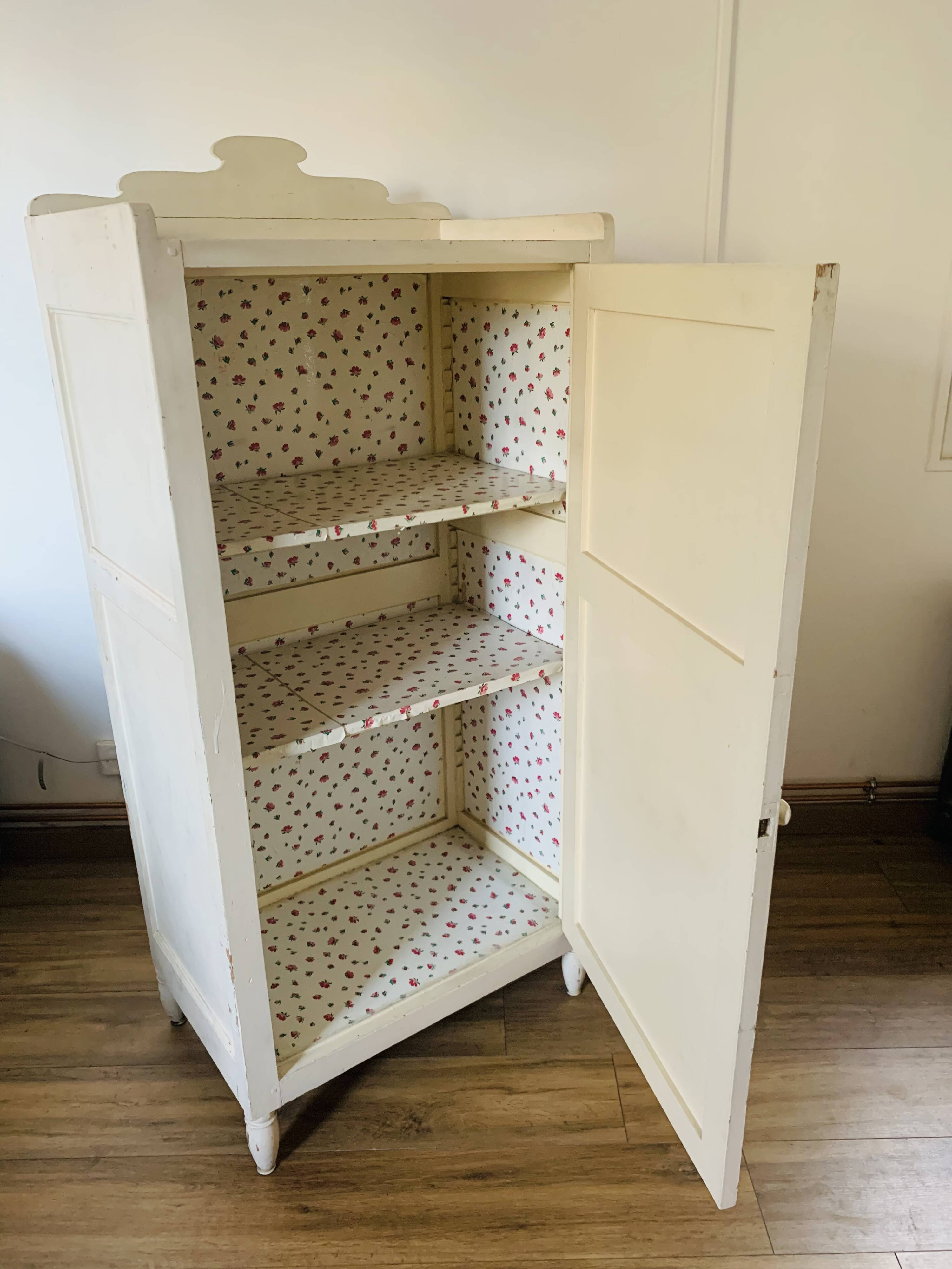 1-door wardrobe with cornice