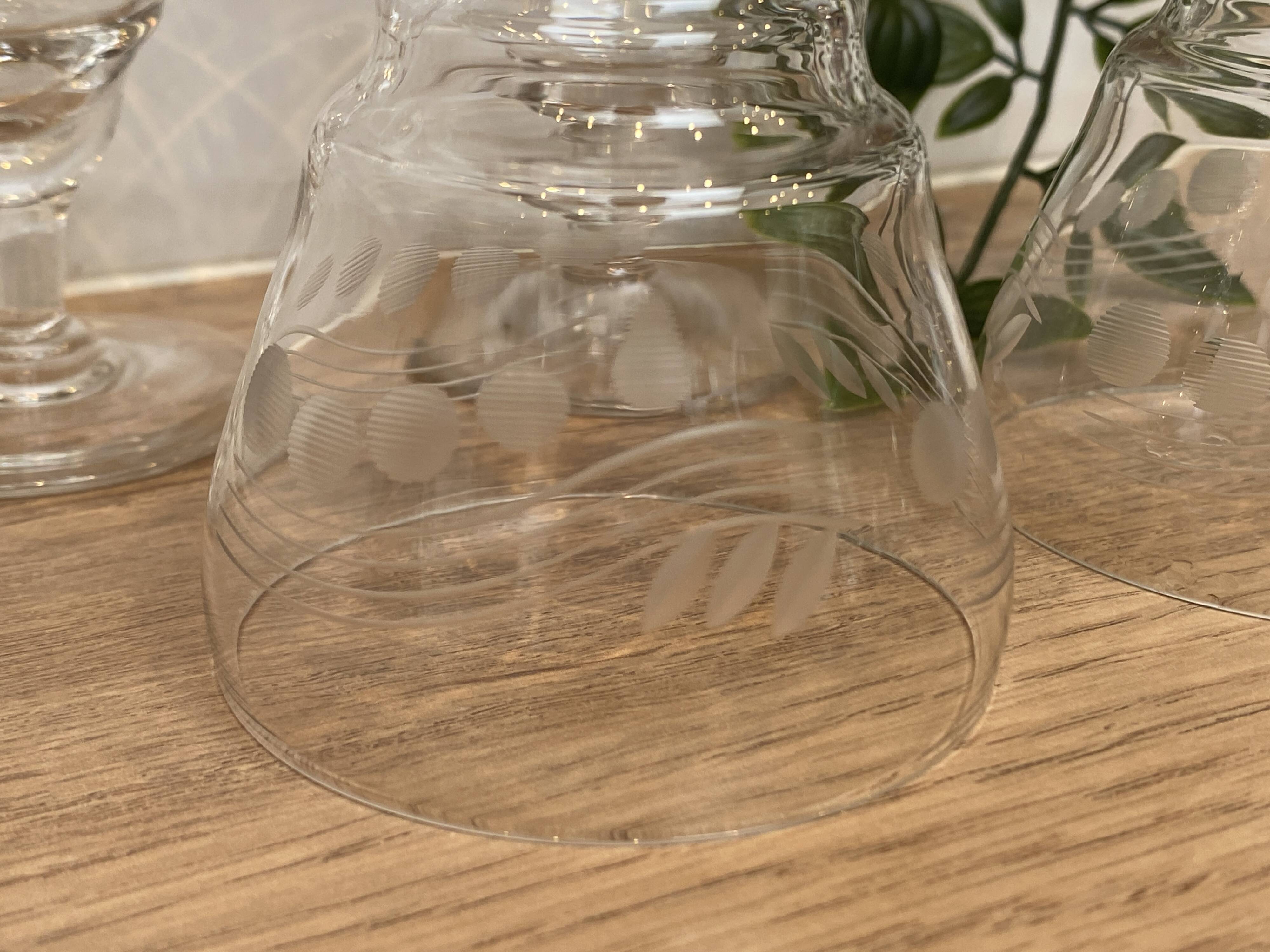 Set of 4 wine glasses on short stem