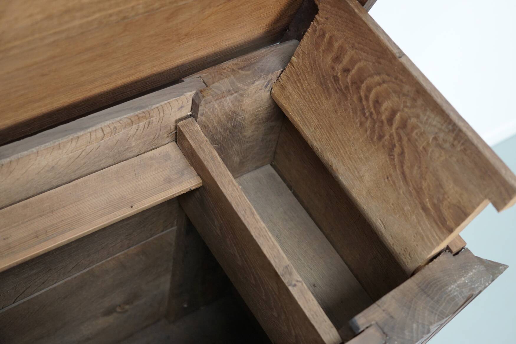 Commode / table d'appoint en chêne sculpté hollandais du milieu du XVIIIe siècle
