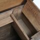 Commode / table d'appoint en chêne sculpté hollandais du milieu du XVIIIe siècle