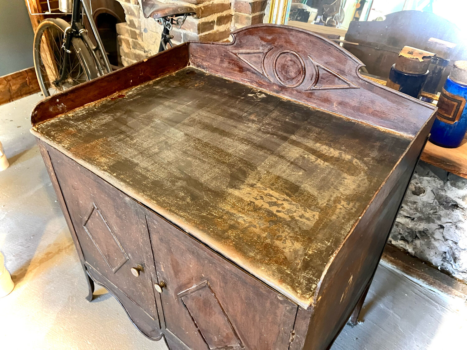 Meuble bas, en fer, artisanal