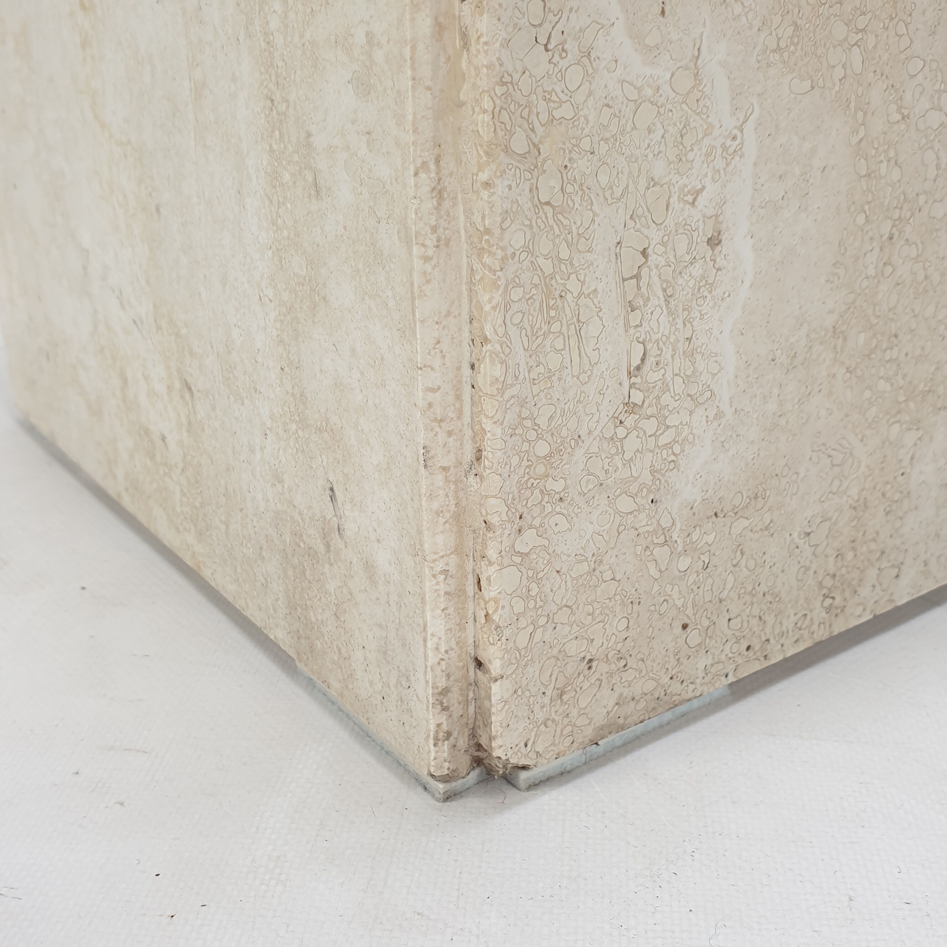 Table d’appoint ou piédestal en travertin italien, années 1980