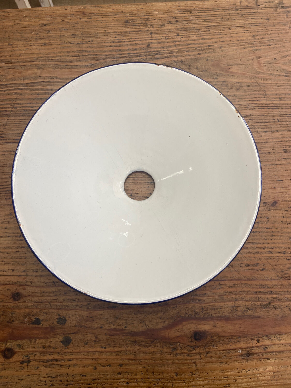 Metal suspension in blue enamel