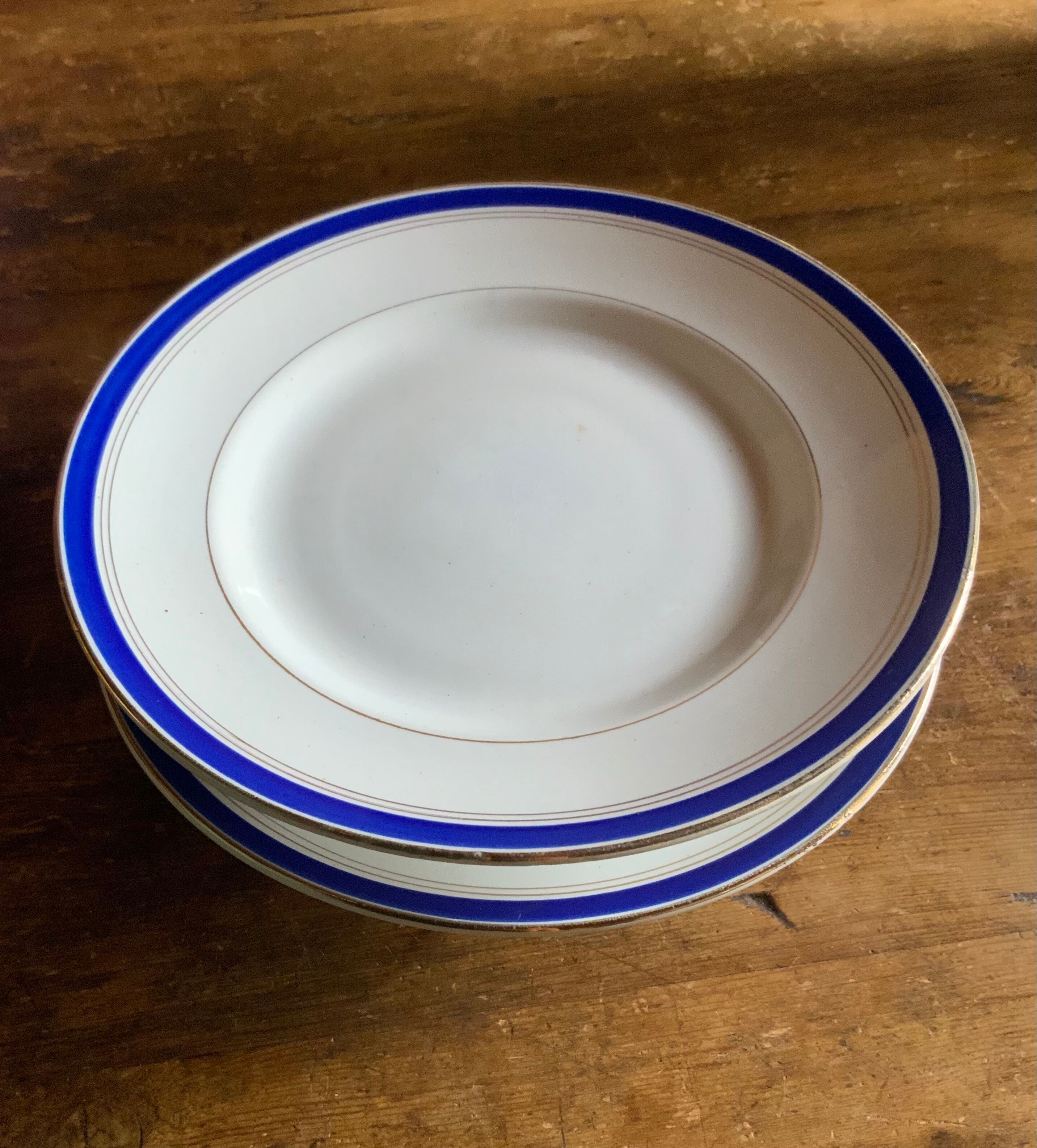 2 plates on feet Moulin des Loups