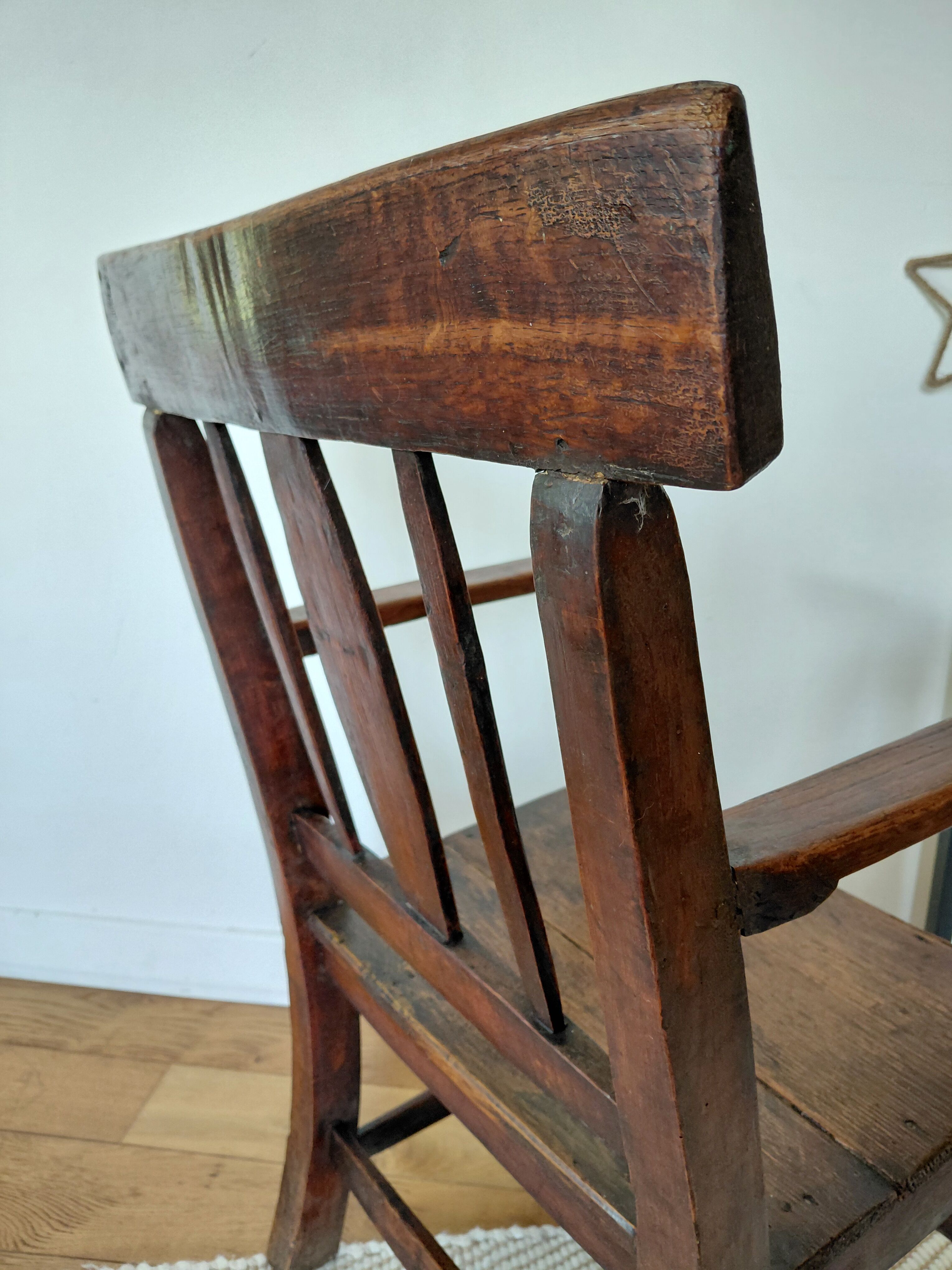 Fauteuil ancien en chêne massif-style Gallois et Art Populaire