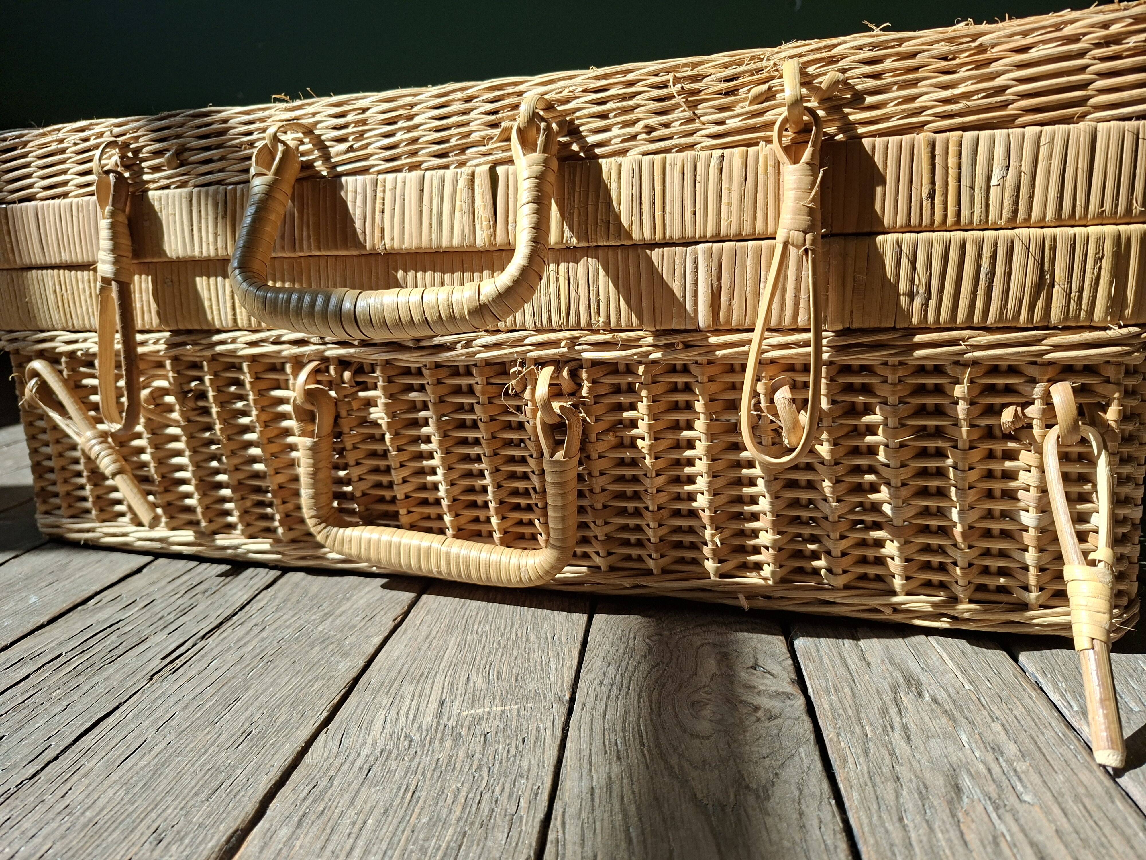 Valise en osier vintage