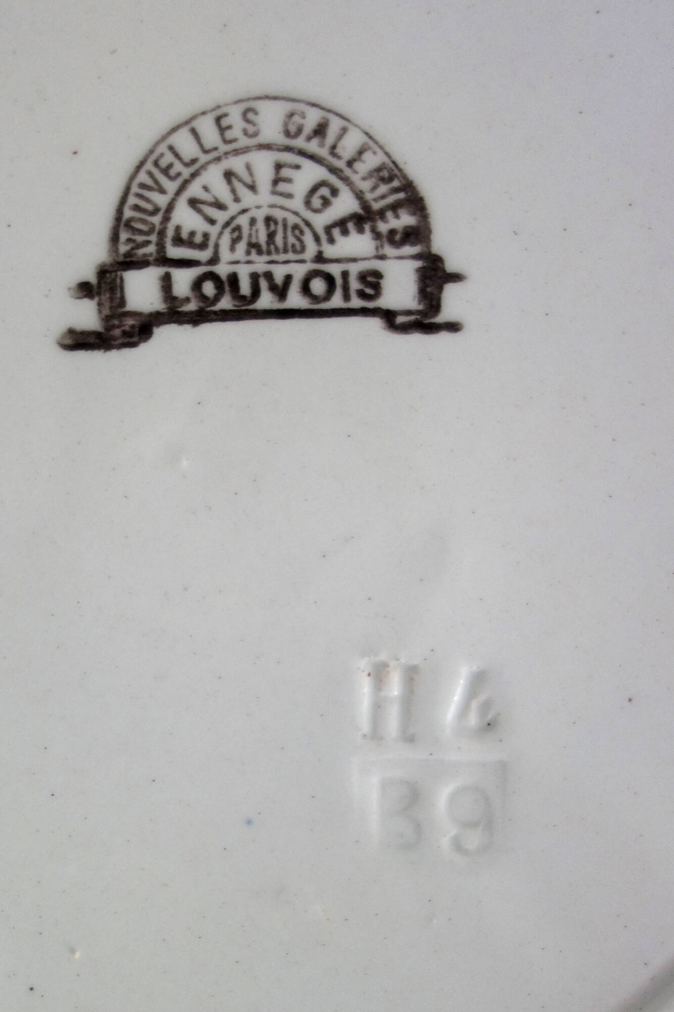 8 dinner plates with vintage Louvois model Nouvelles Galeries dish