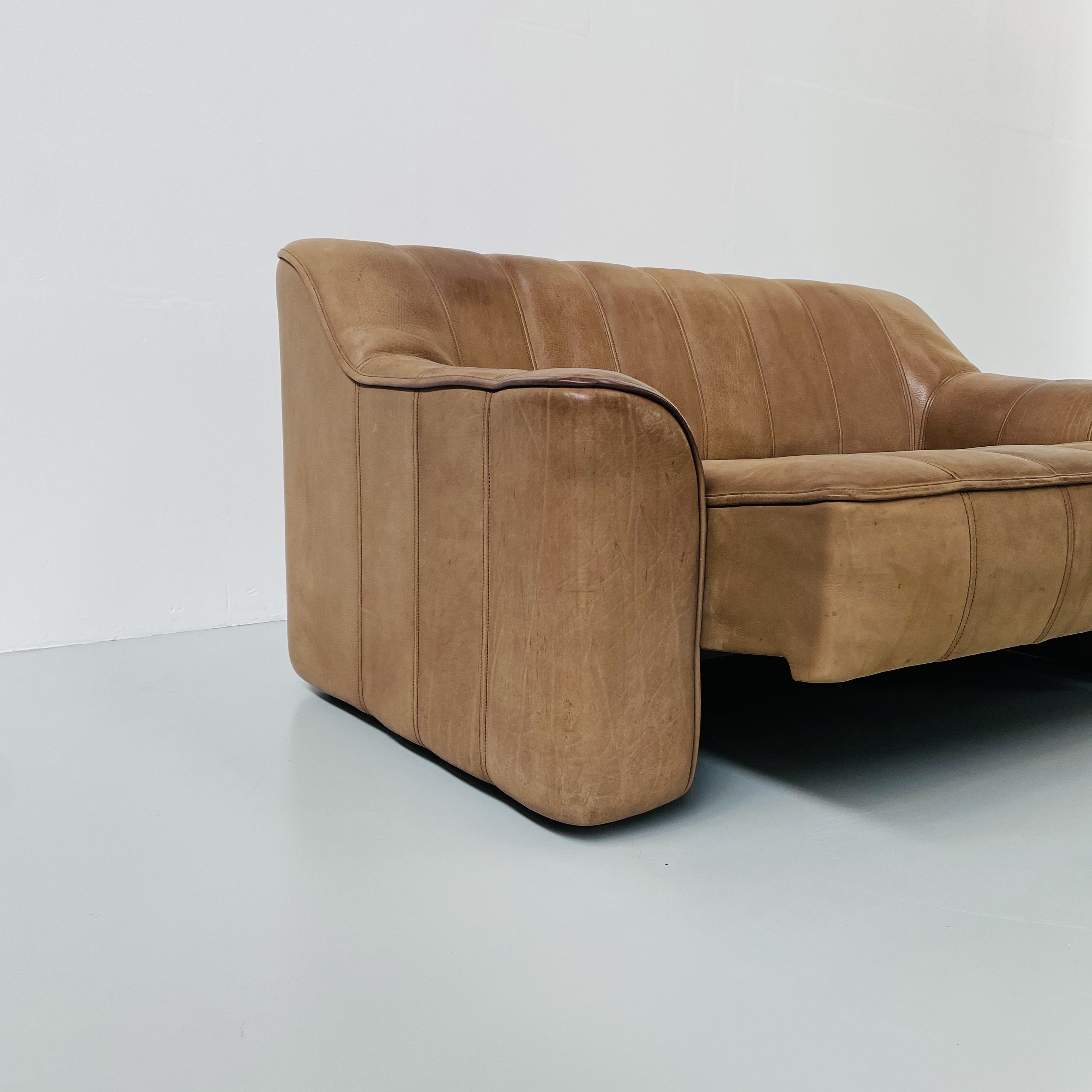 Mid-Century Swiss Cognac Leather DeSede DS-44  Extendable 2-seater Sofa by DeSede 1970s.