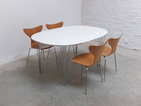 Ensemble de 4 chaises 'Lily' en chêne par Arne Jacobsen pour Fritz Hansen, édition originale de 1969.