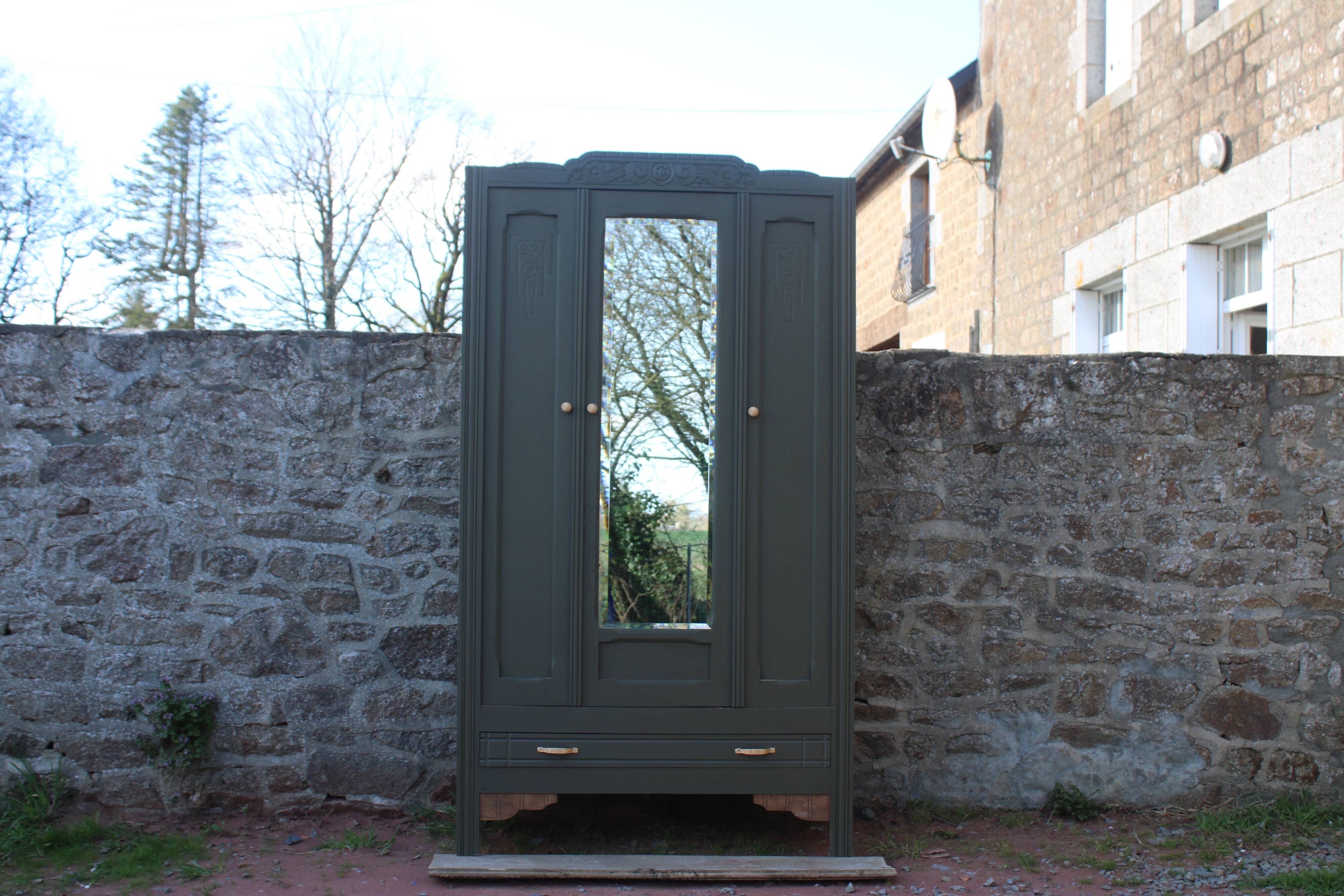 Art Deco wardrobe with three doors – Kaki Barda (Liberon)