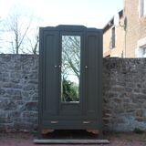 Art Deco wardrobe with three doors – Kaki Barda (Liberon)