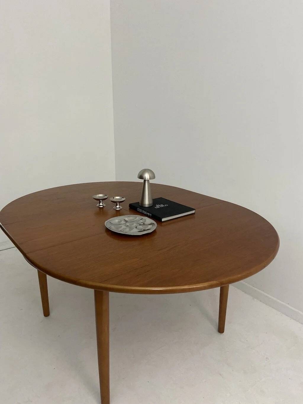 Vintage extendable table by Jentique