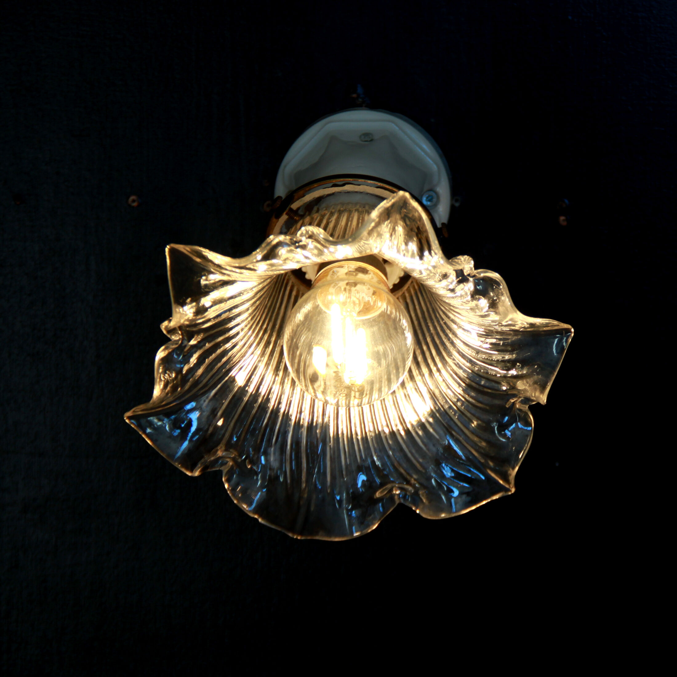 Ancienne applique en céramique et sa tulipe en verre vintage