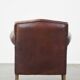 Fauteuil en peau de mouton aux finitions soignées