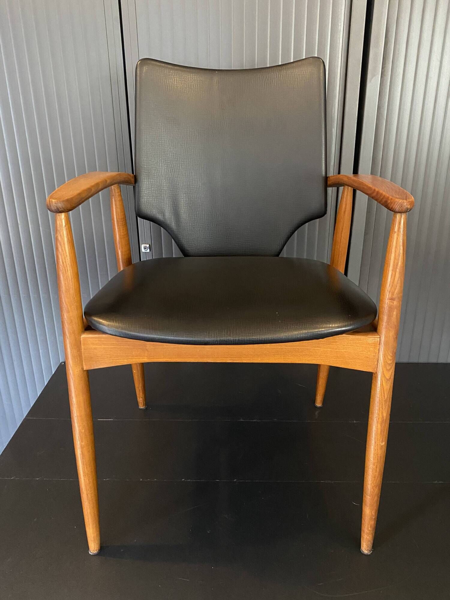 A Scandinavian teak skai chair from the 1960s for a vintage desk table.