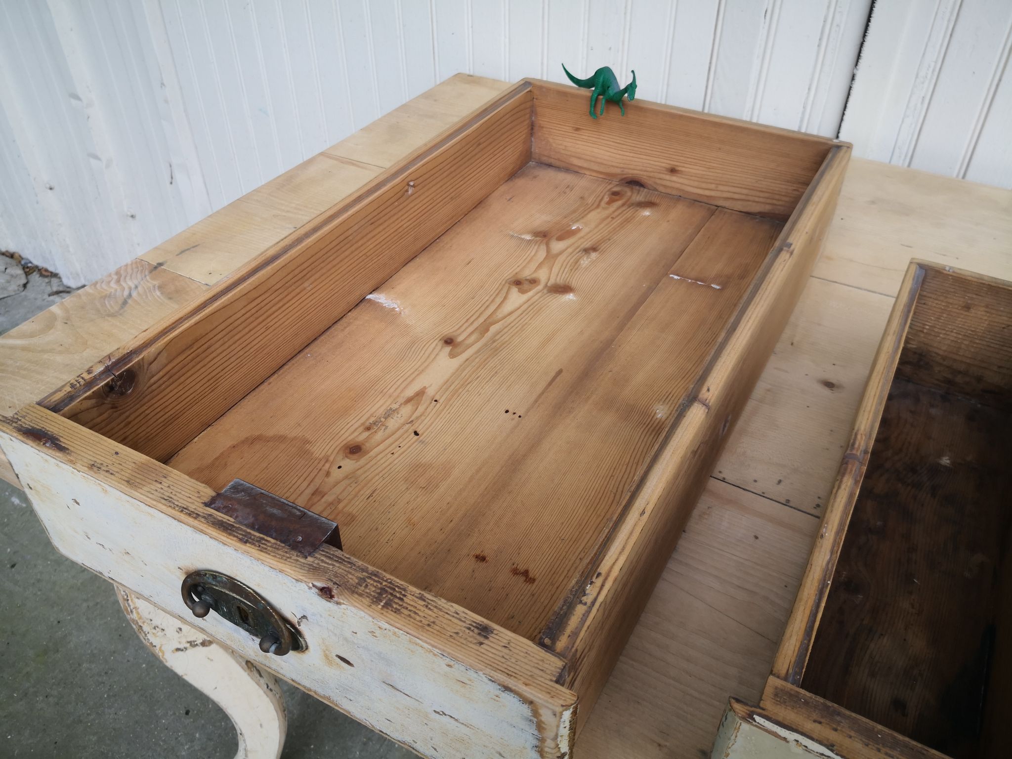 Table de cuisine vintage en bois, pieds courbés