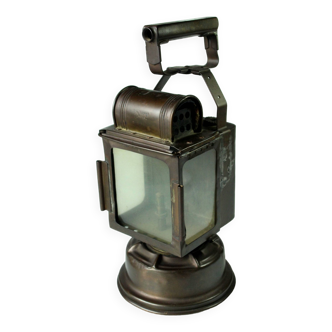 Années 1930 - ancienne lampe au carbure, lampe de signalisation ferroviaire, en cuivre, métal et verre, par A. Butin/Paris