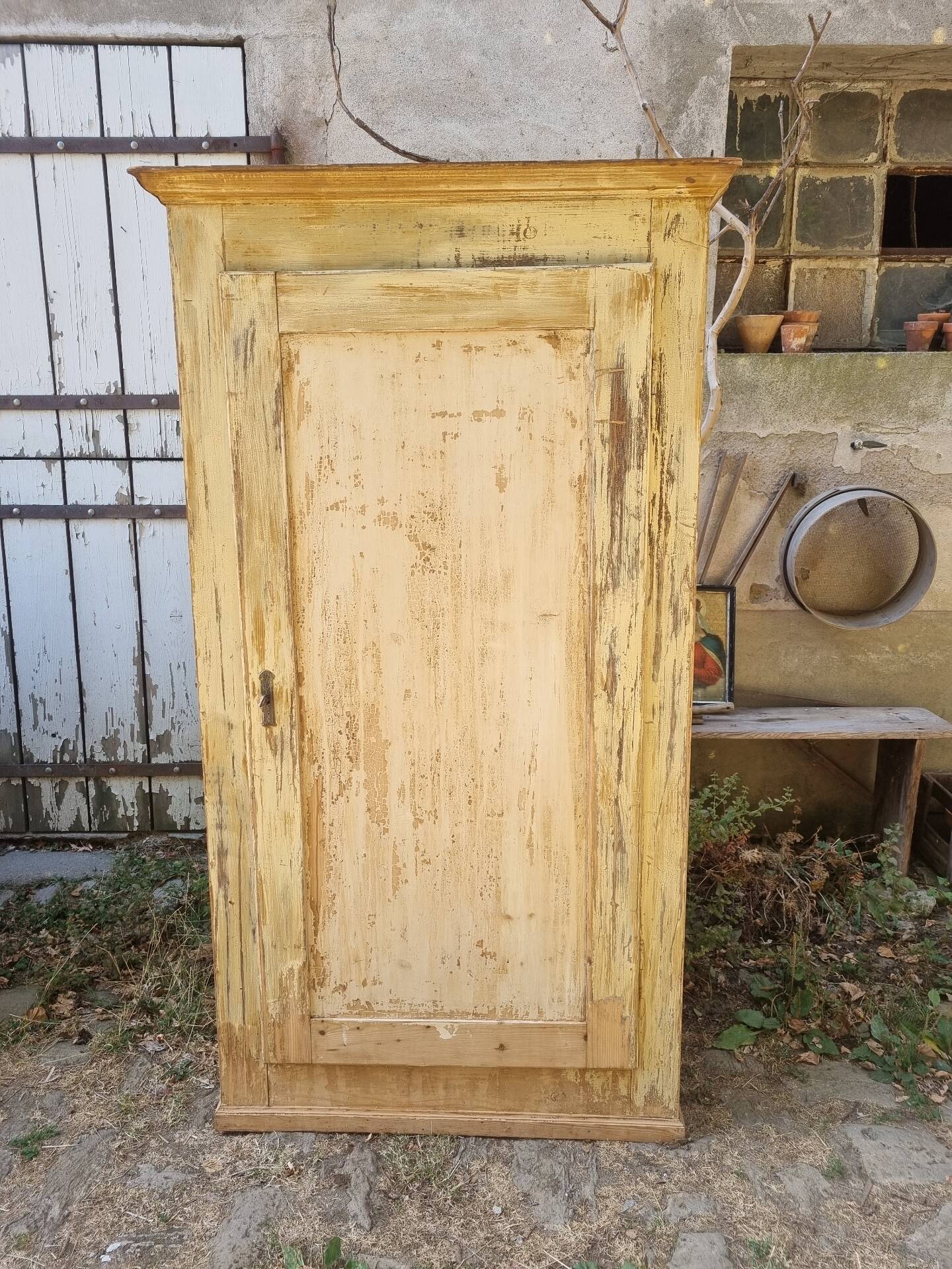 Wooden bonnetière