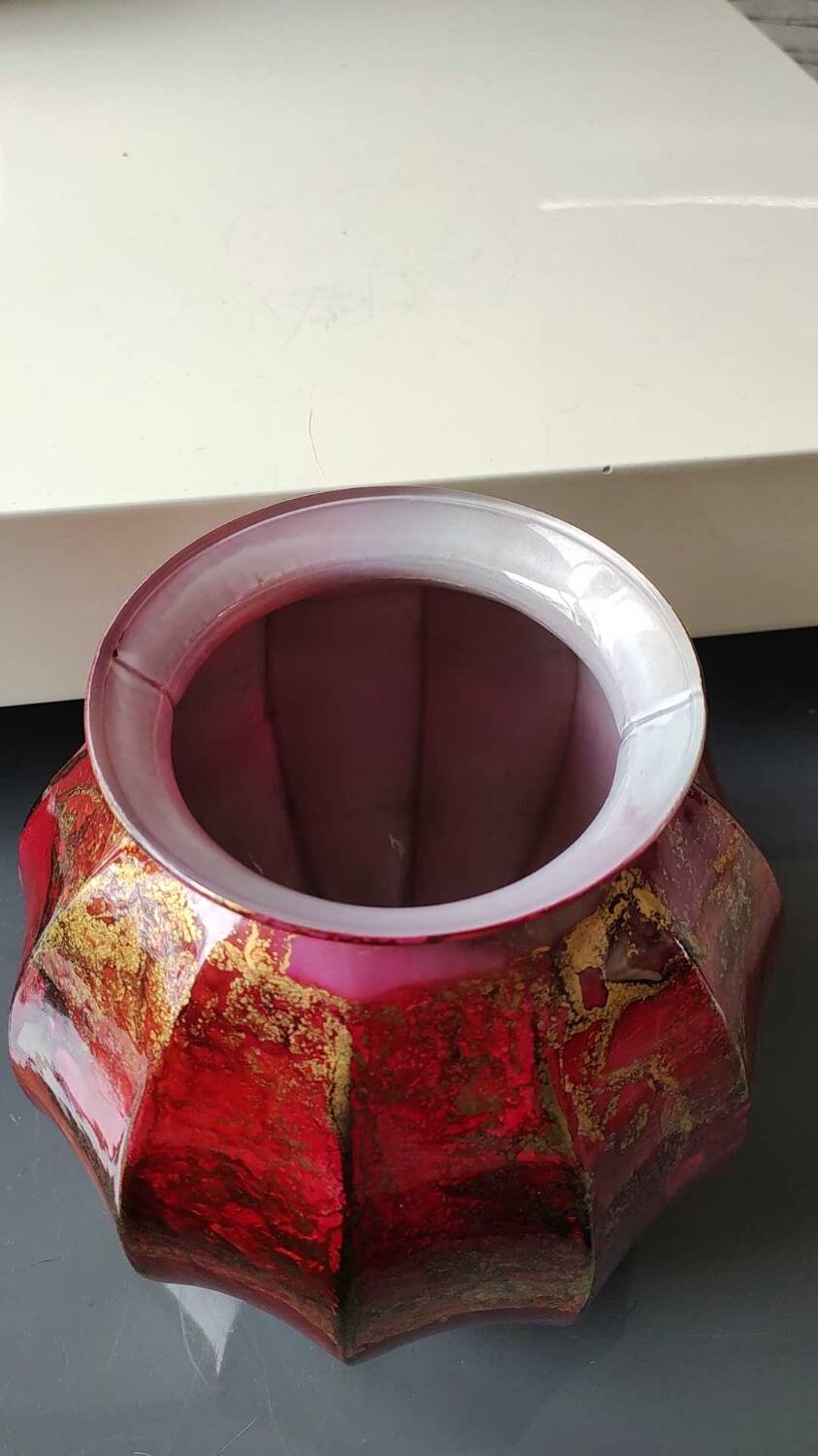 Gadrooned ball vase, in lacquered Art glass. Decor: pink tones of smoke, gold powder inclusions. Signed Sylvie Montagnon. Size 20 x 20 cm