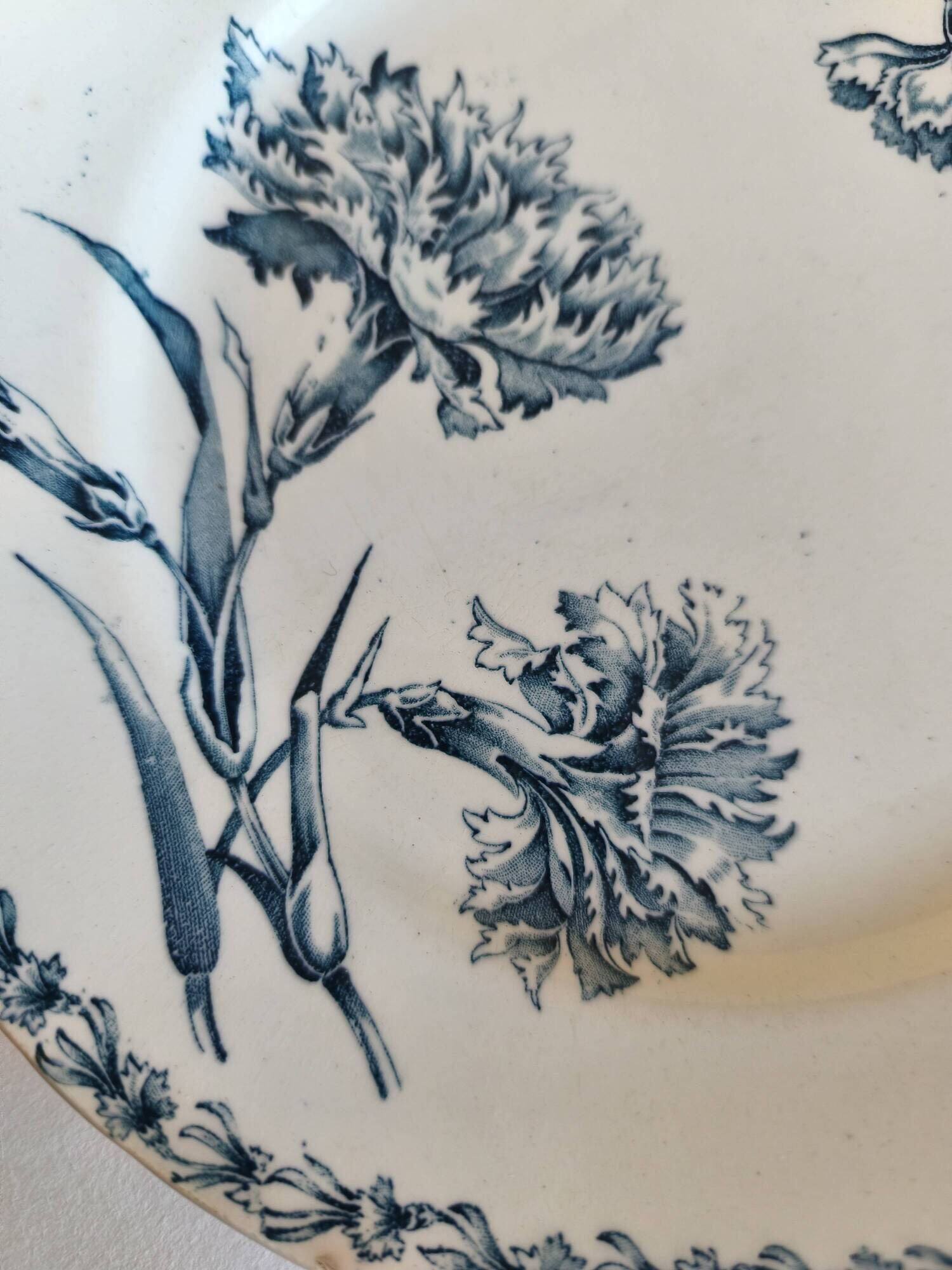 Two ironstone plates from Lunéville Keller and Guérin with a floral pattern.