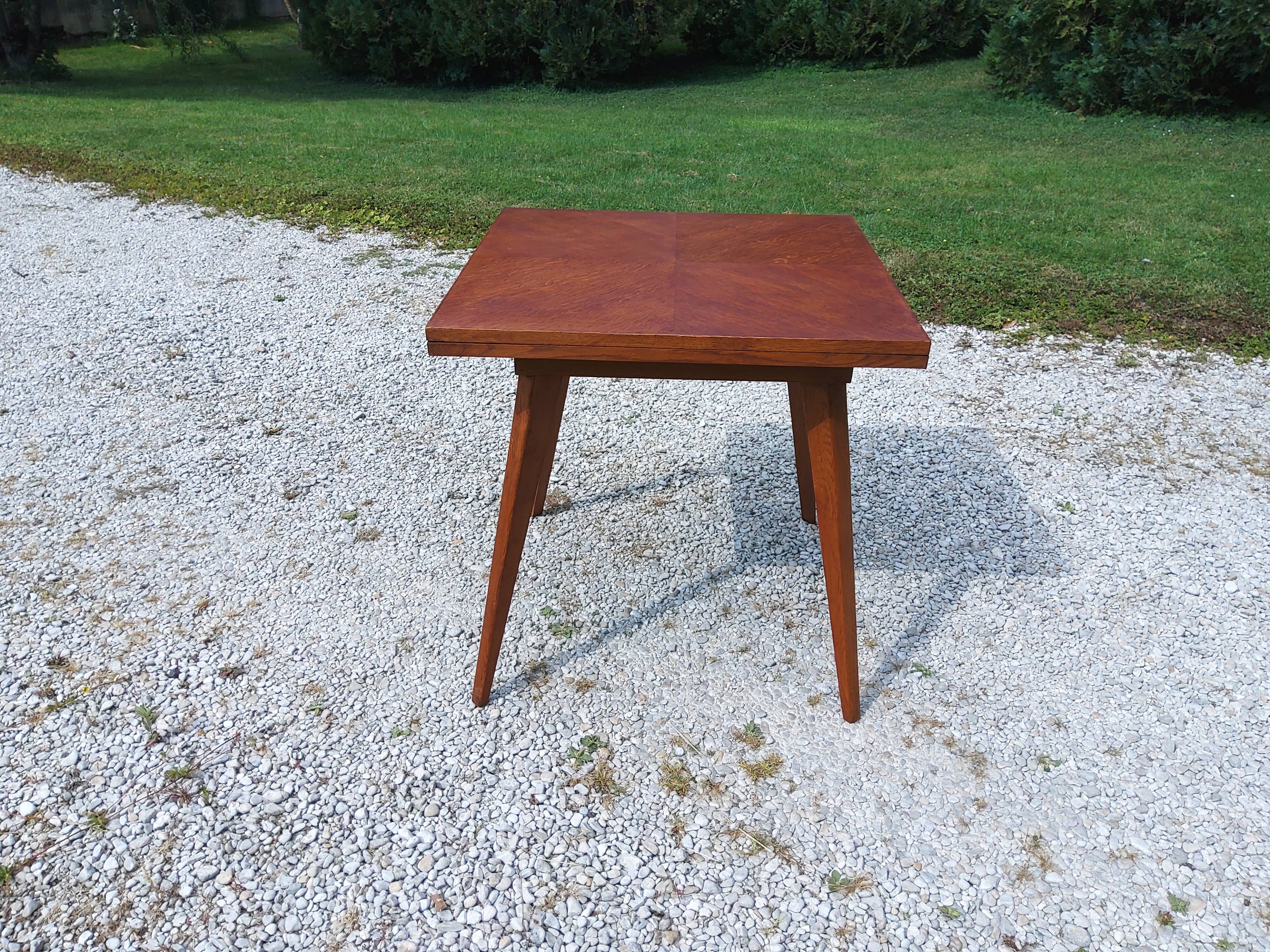 Extendable table with compass legs