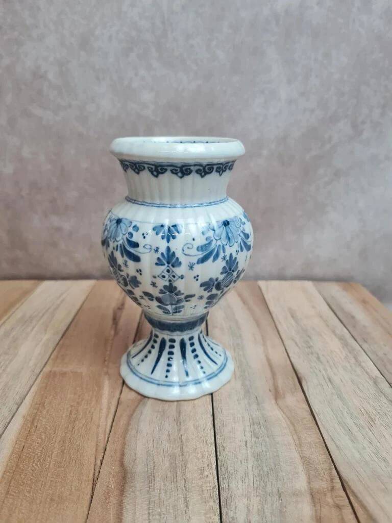 Petit vase vintage style Delft bleu blanc sur piédouche