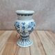 Petit vase vintage style Delft bleu blanc sur piédouche