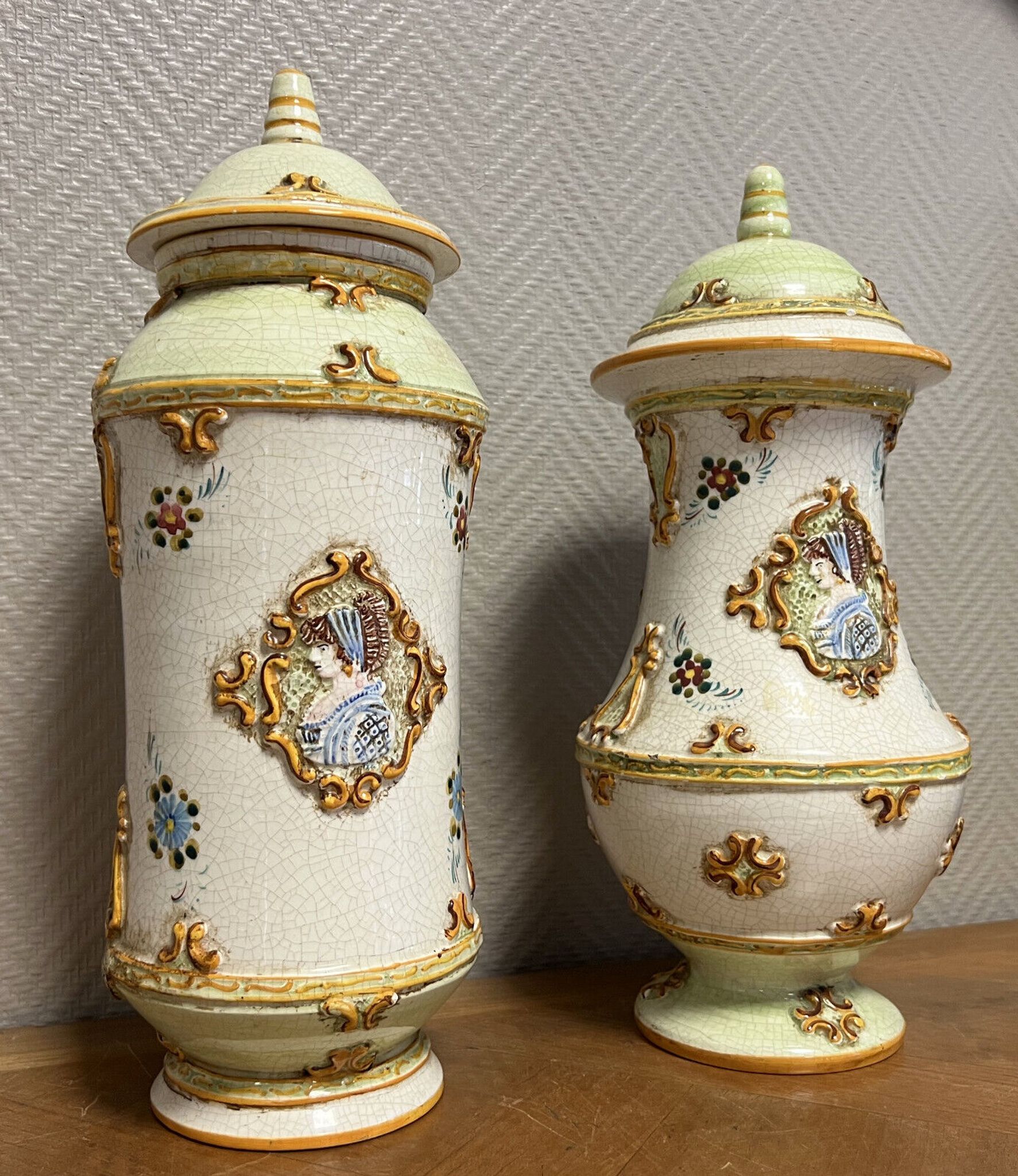 Gialletti Deruta : pair of vintage ceramic medicine jars circa 1950