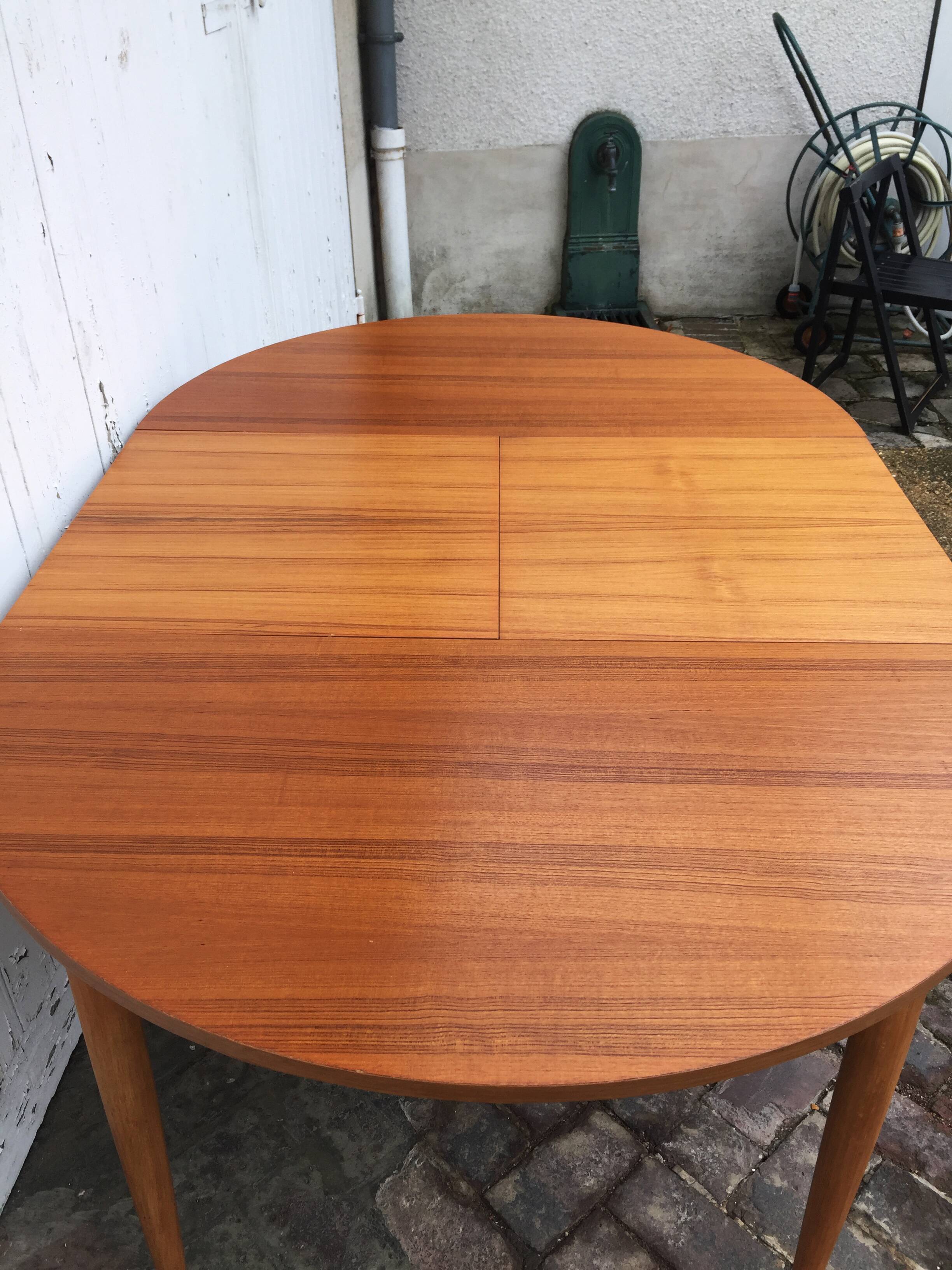 Expandable Scandinavian Roundtable