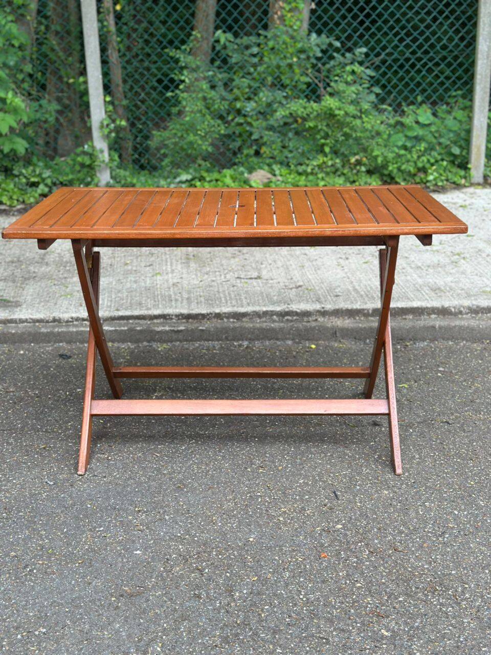 Foldable garden table in solid wood, signed 125x80cm.