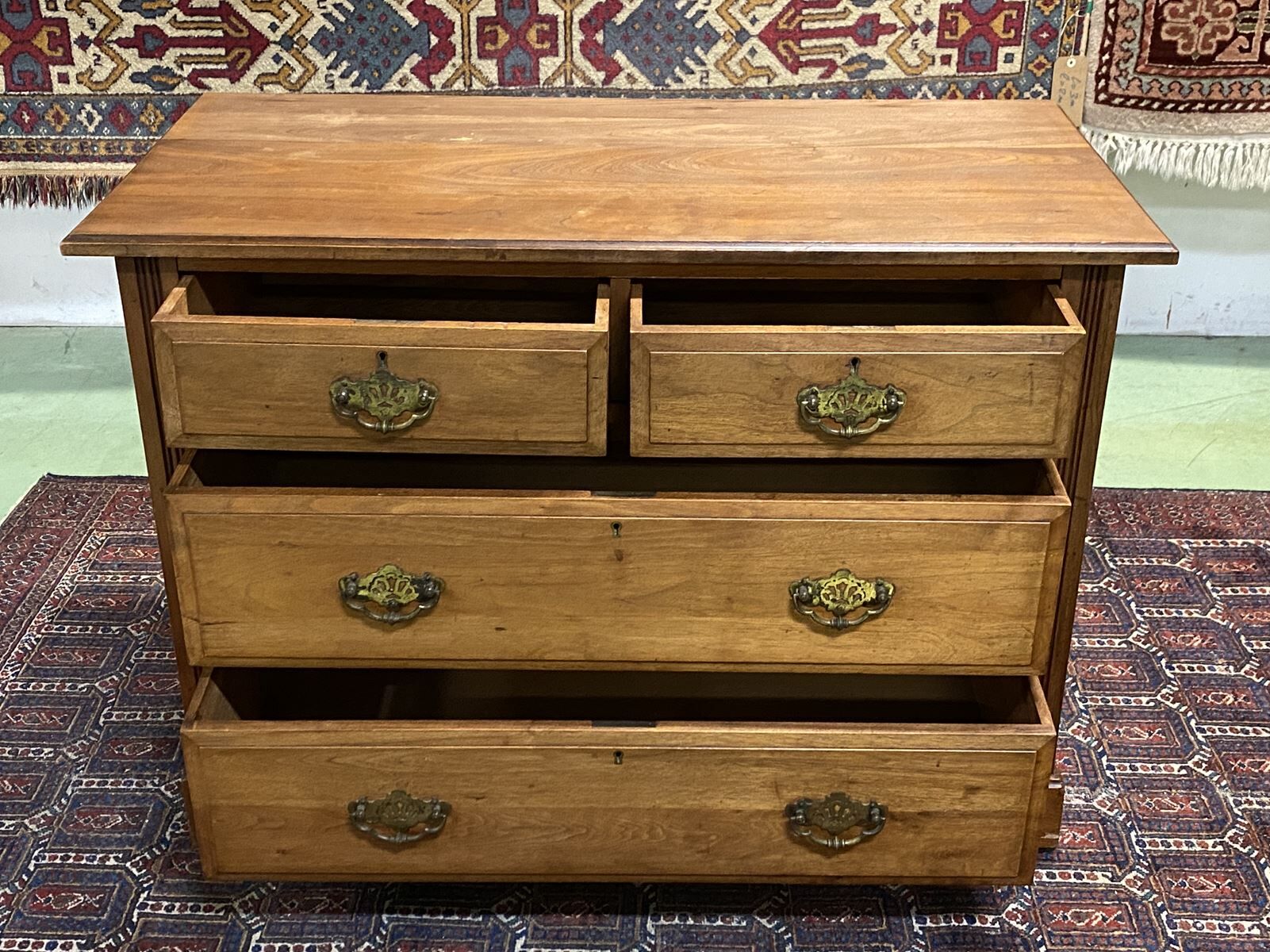 Commode anglaise en noyer début XXème
