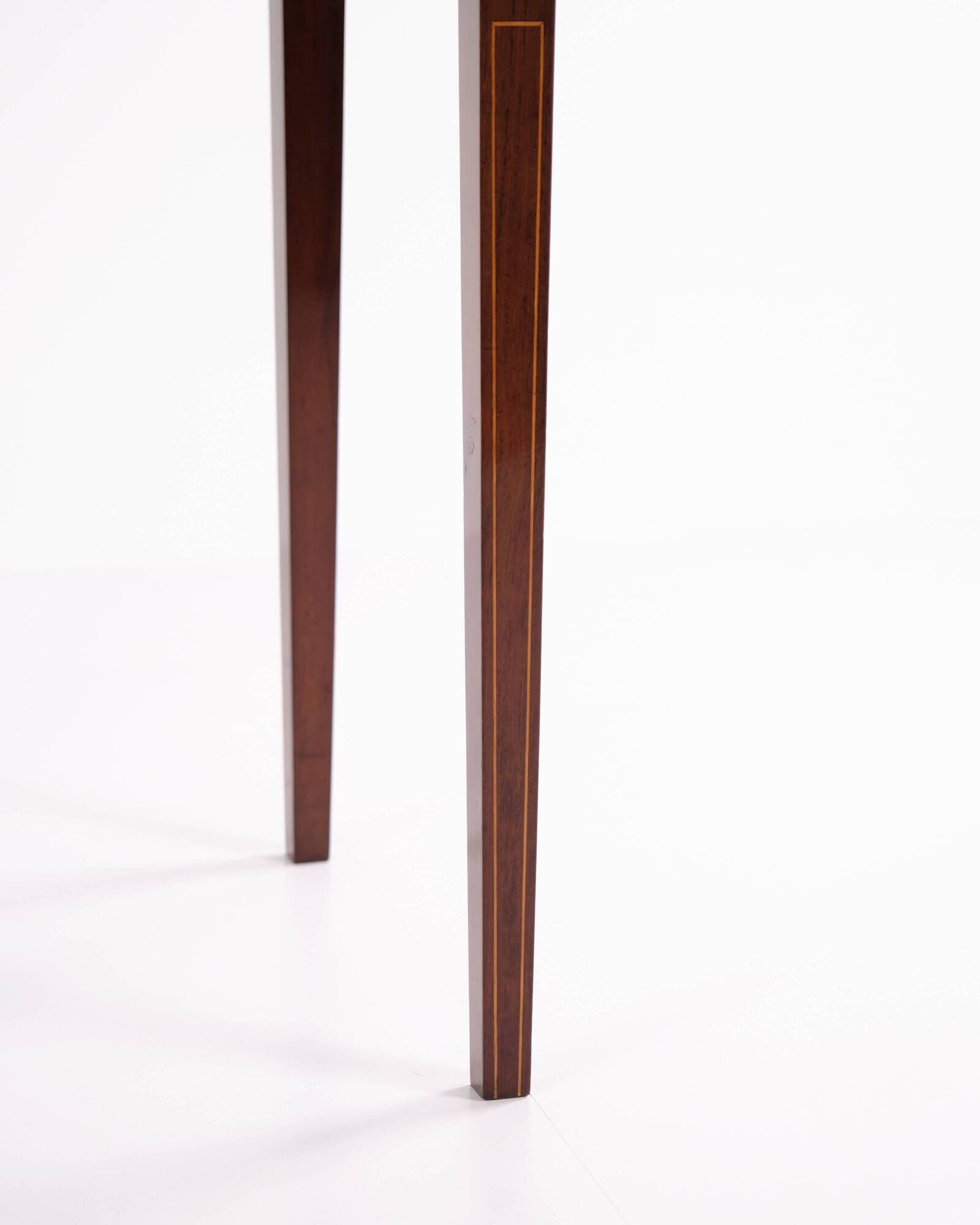 Side table - Hand polished - Decorated with fruit wood inlay - Crafted in mahogany - 1920s