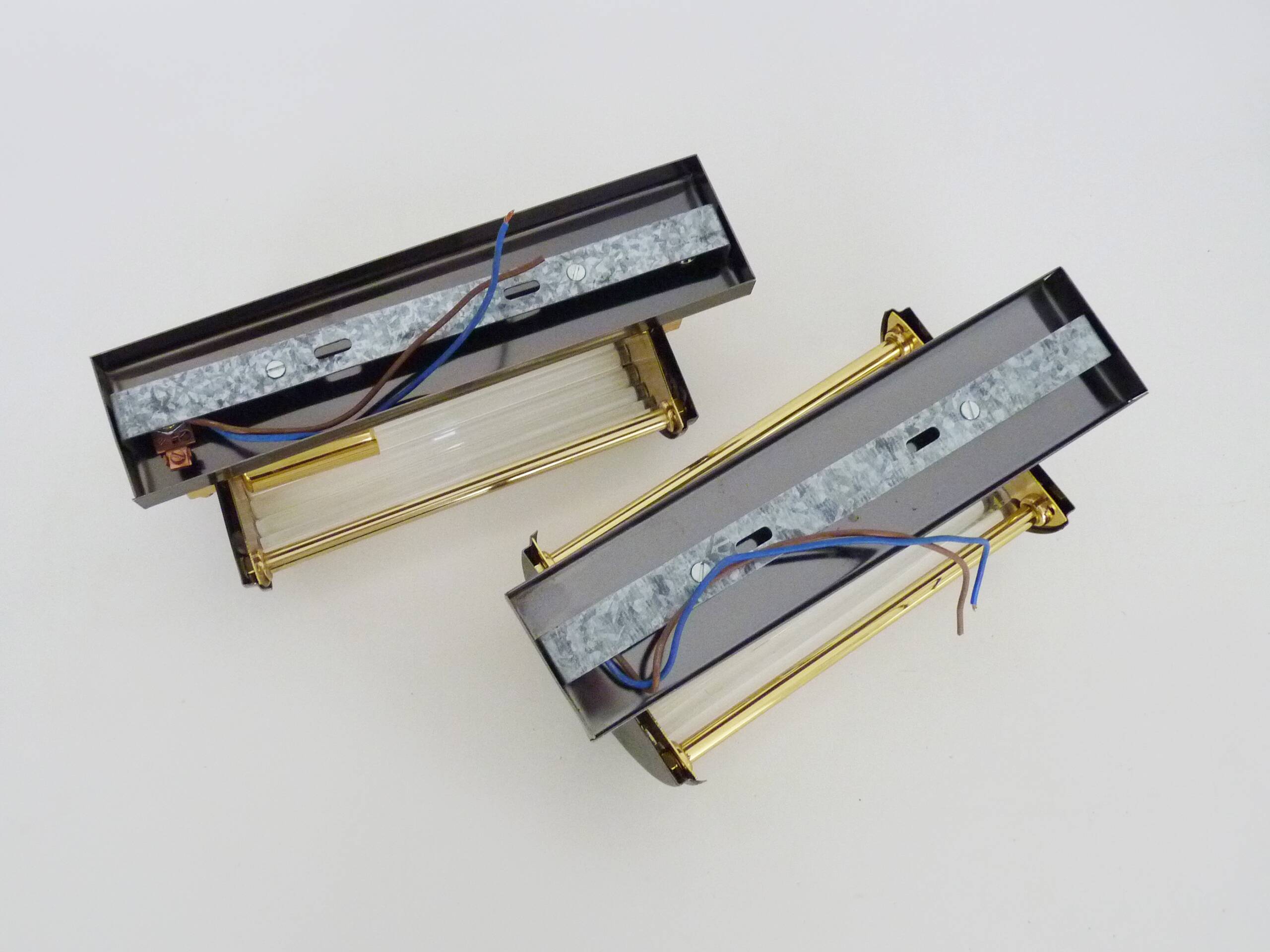 Pair of Art Deco style wall lights, brass, metal and glass GS model Vadisa. 1970s