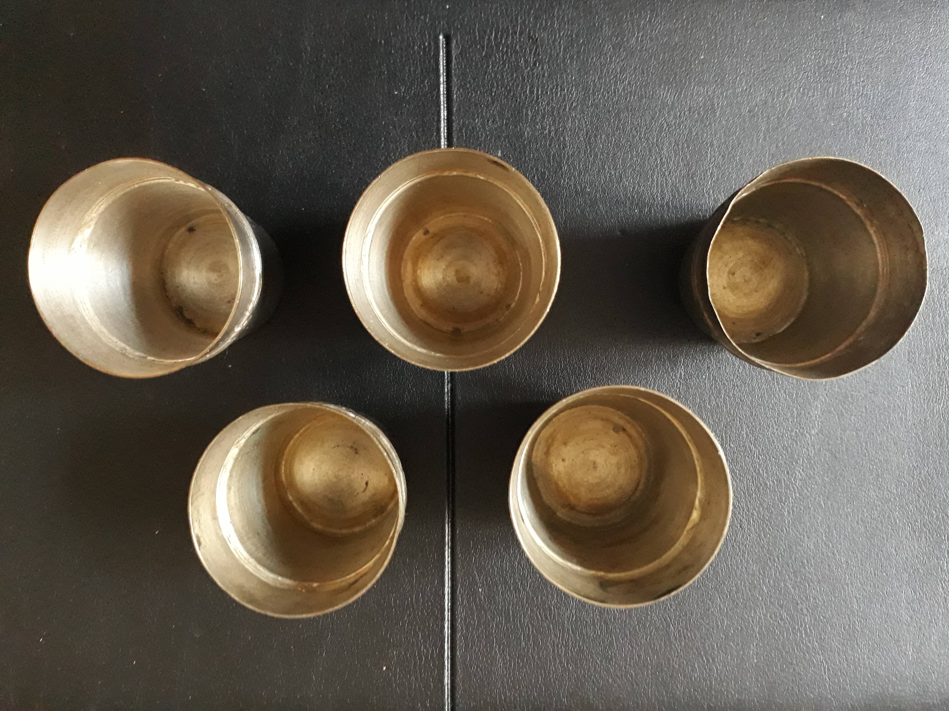 Set of 5 art-deco liquor cups in silver metal