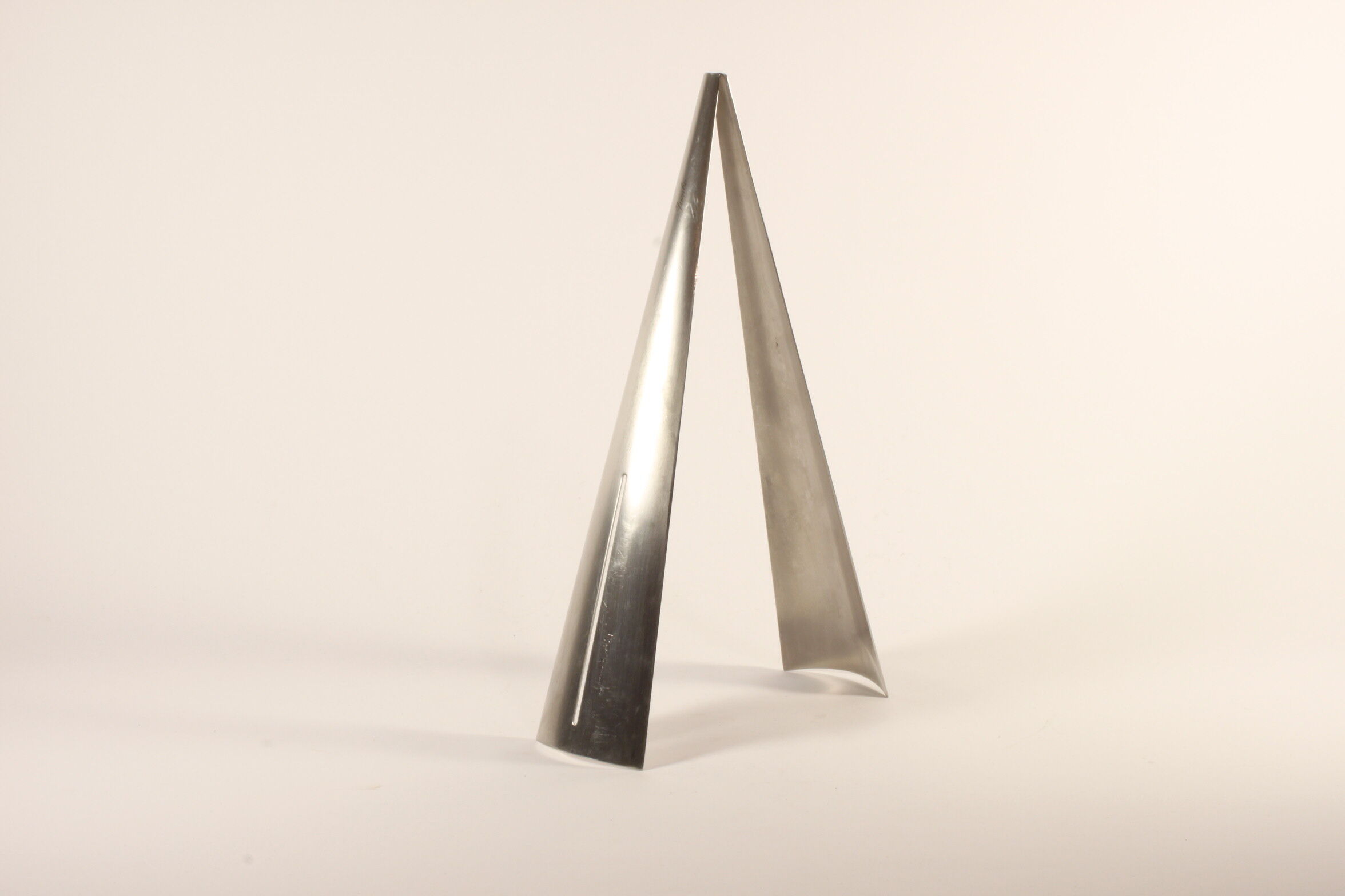 Minimalist triangular salad serving spoons by Jumbo.