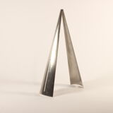 Minimalist triangular salad serving spoons by Jumbo.