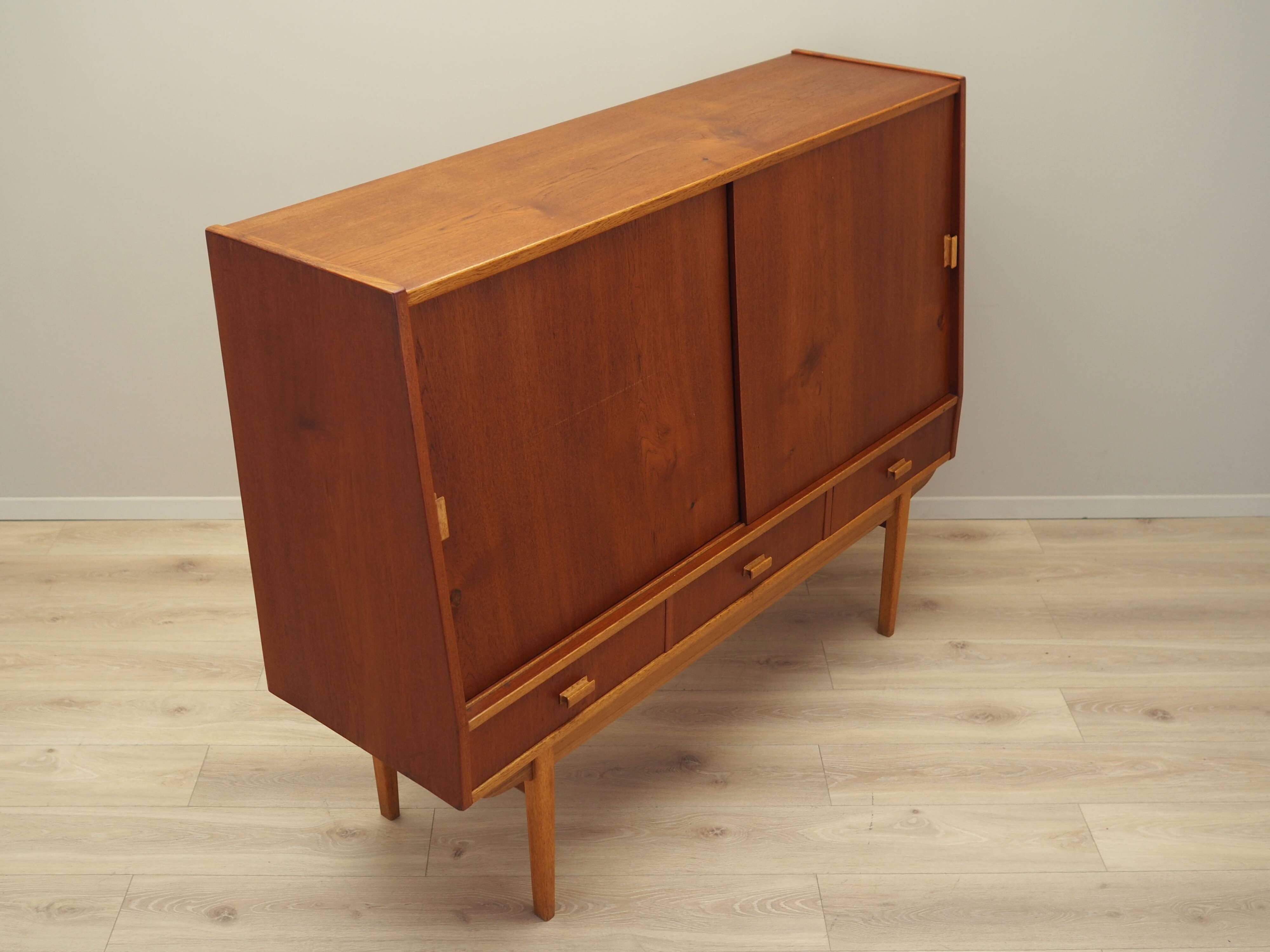Buffet haut en teck, design danois, années 1960, production : Danemark