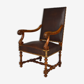 Fauteuil de bureau Louis XIII en cuir et noyer sculpté vers 1860