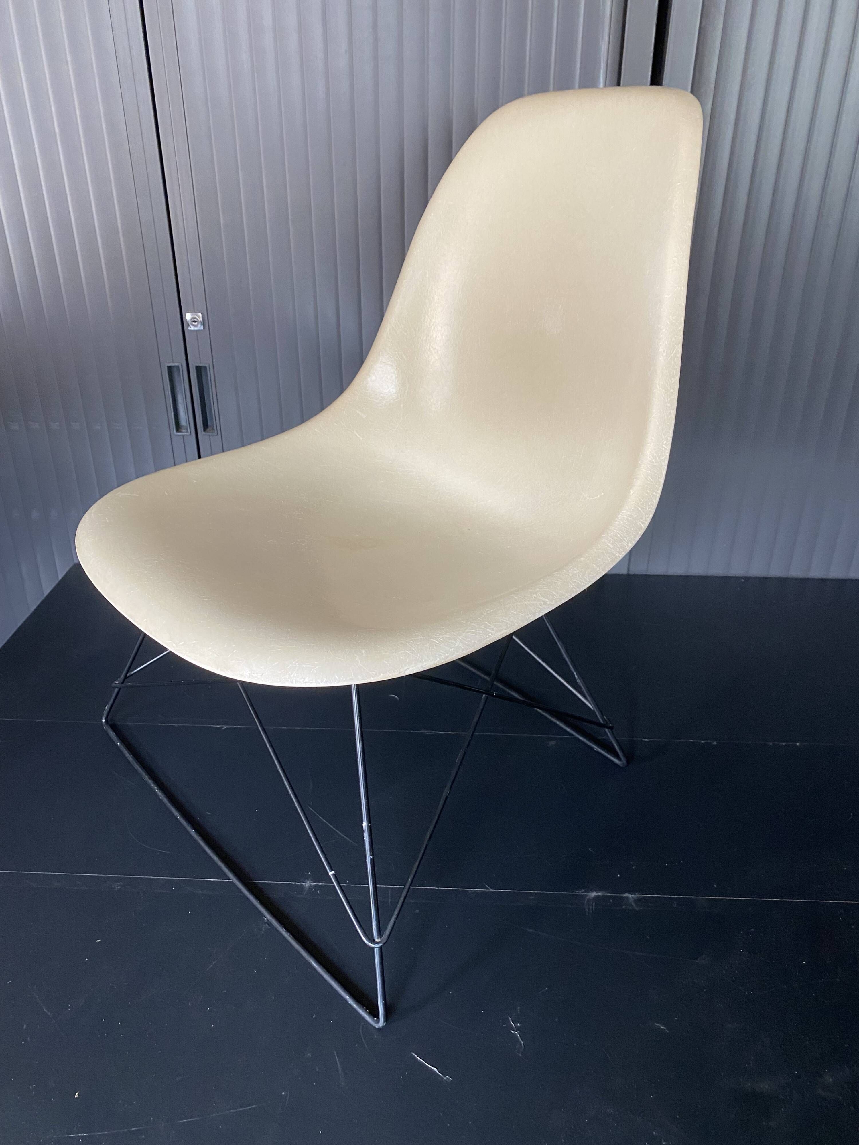 Eames lounge chair white fibre parchment base cat’s cradle Herman Miller