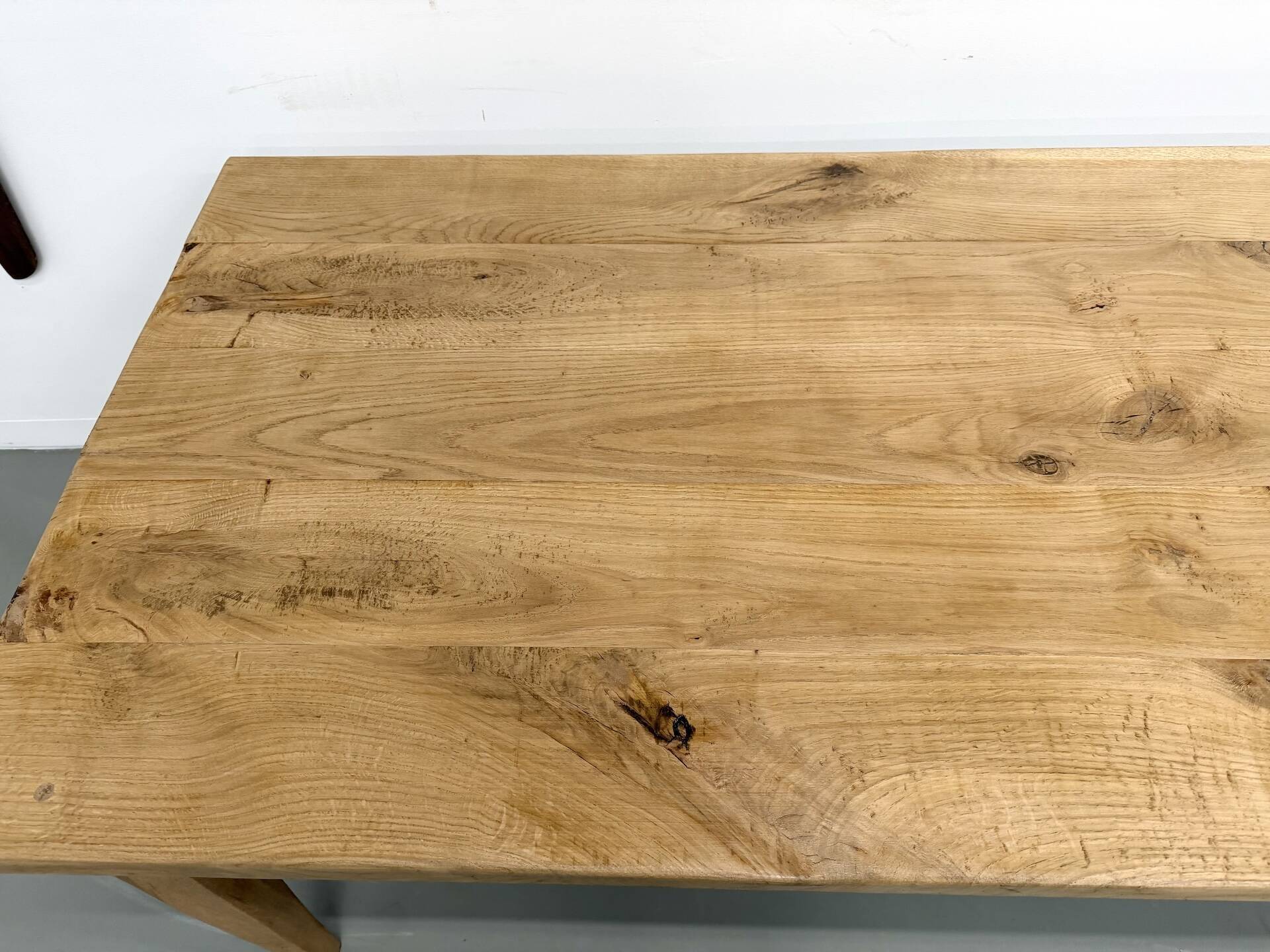 Grande table de salle à manger en chêne massif, au format XXL.