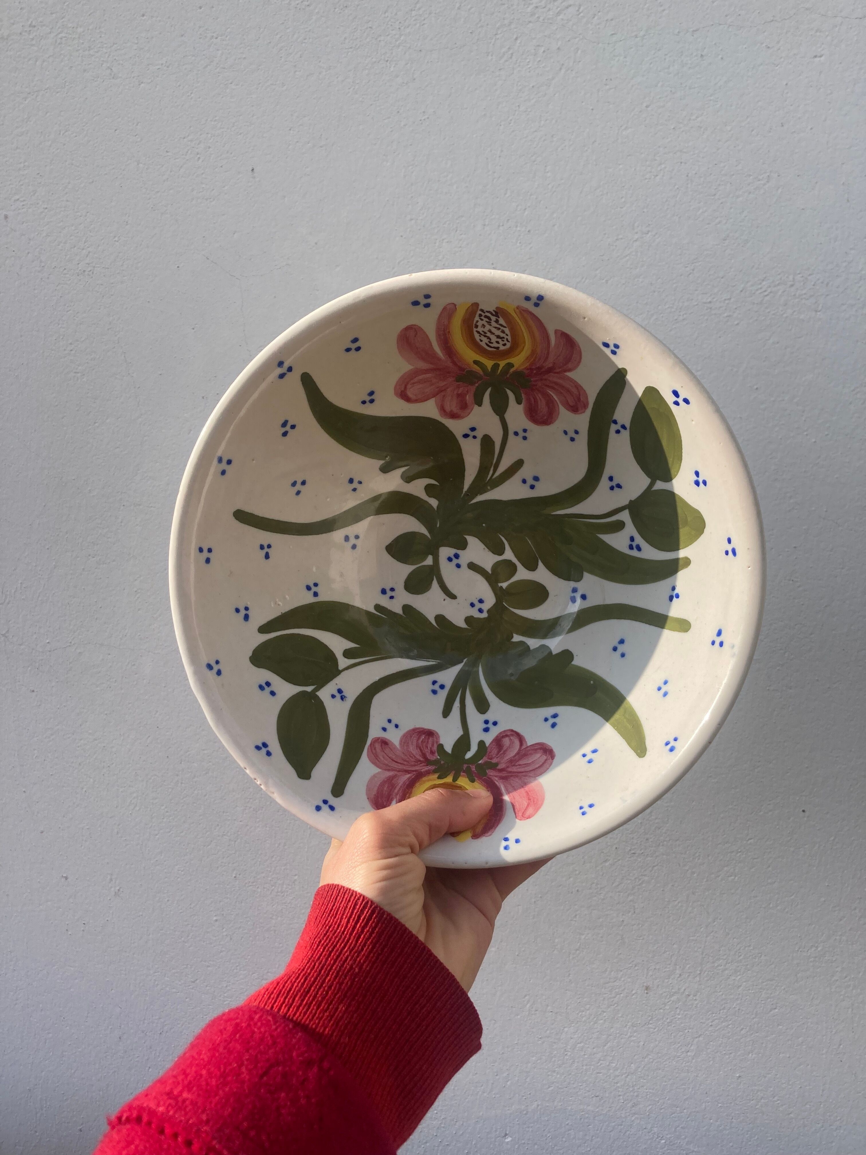 Ceramic salad bowl or decorative plate flower decoration