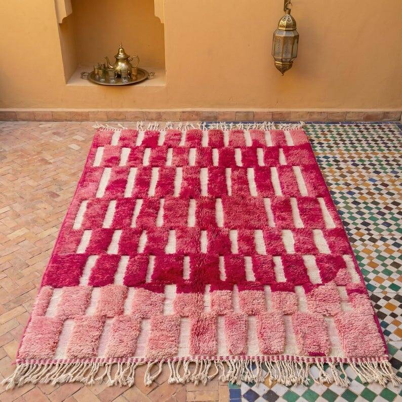 Beni Ourain Berber rug, handwoven in traditional style, size 200x300 cm.