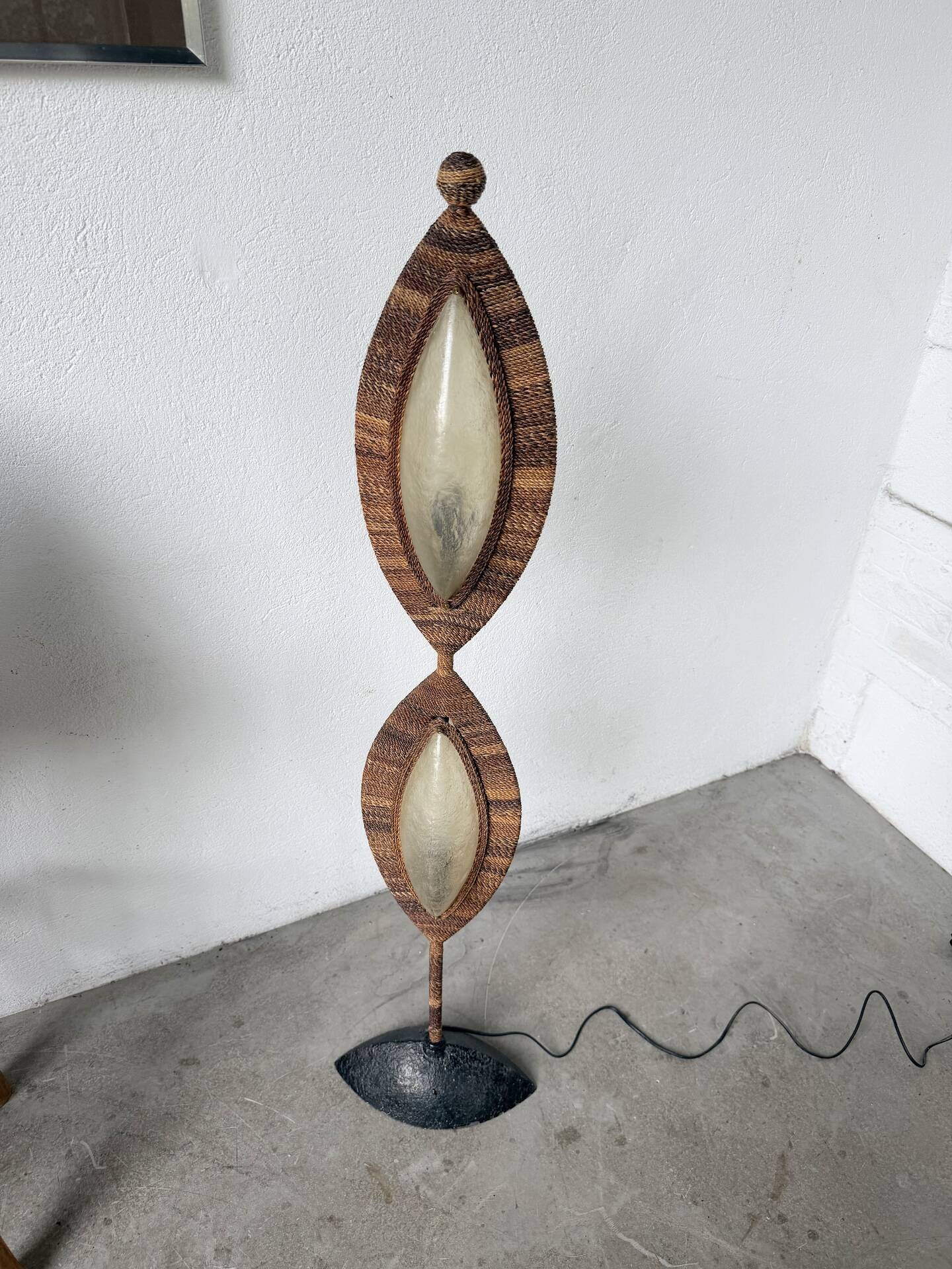 Lampadaire bronze et corde 1970