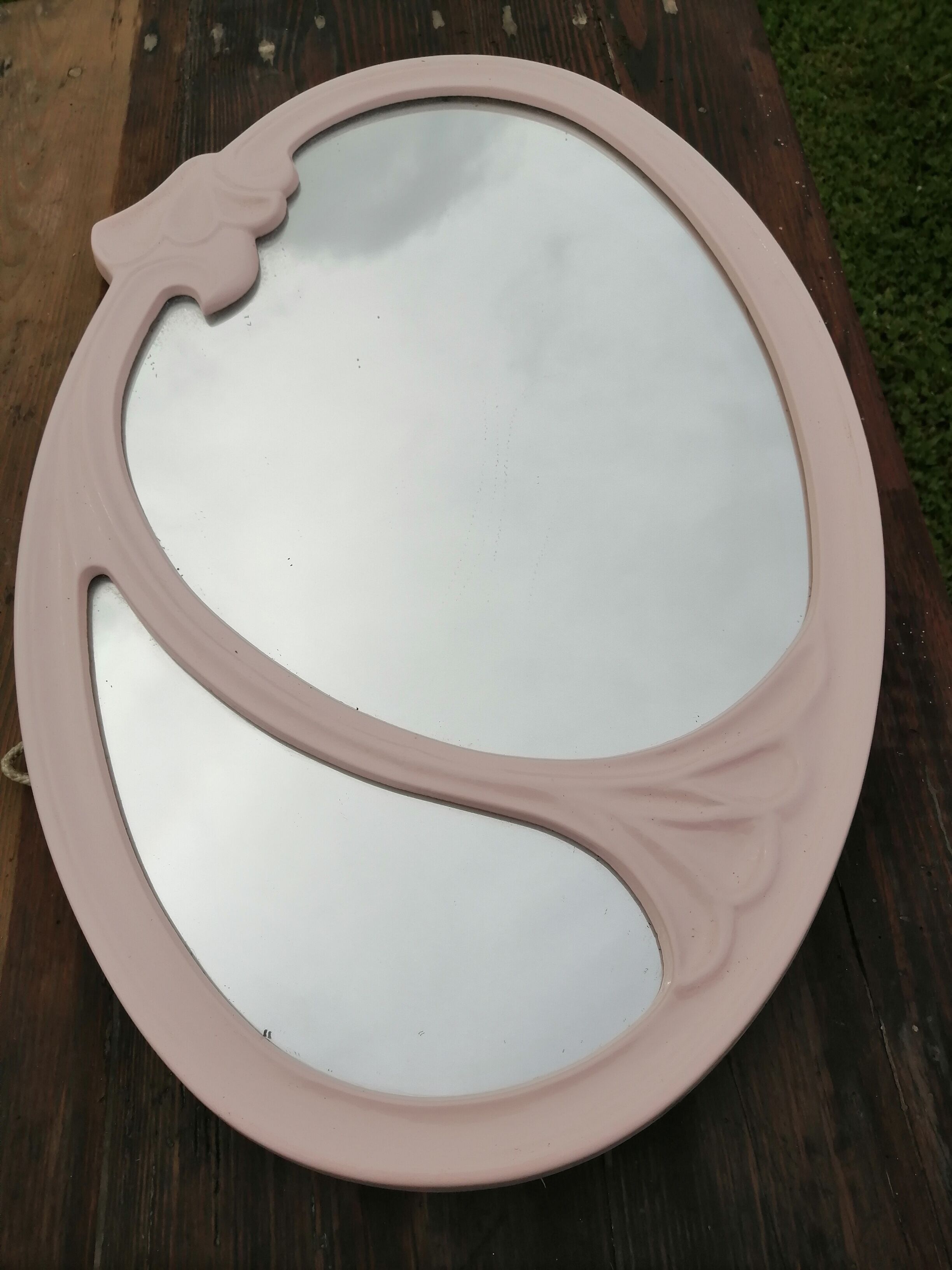 Oval mirror in pink cast iron layette