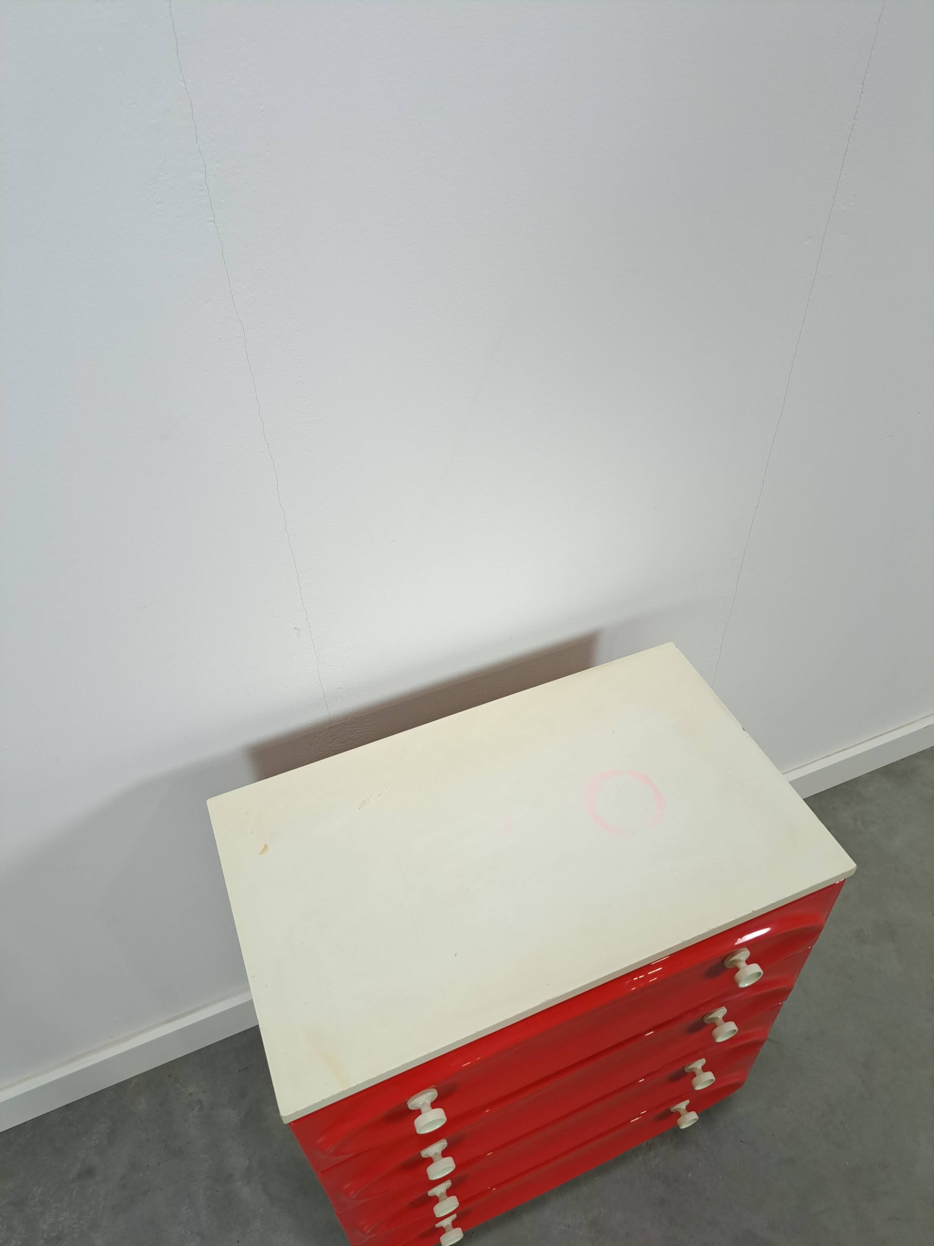 Vintage ladekast met rood roze kunststof lades 1970