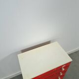 Vintage ladekast met rood roze kunststof lades 1970