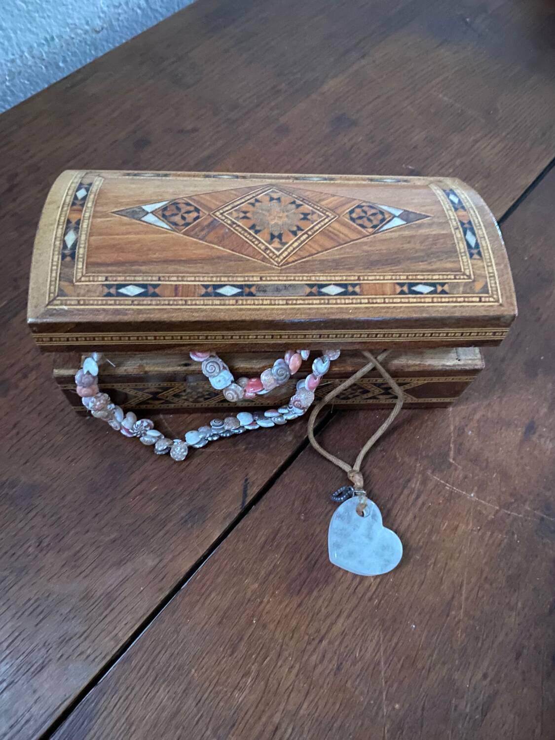 Syrian box in marquetry and mother-of-pearl.
